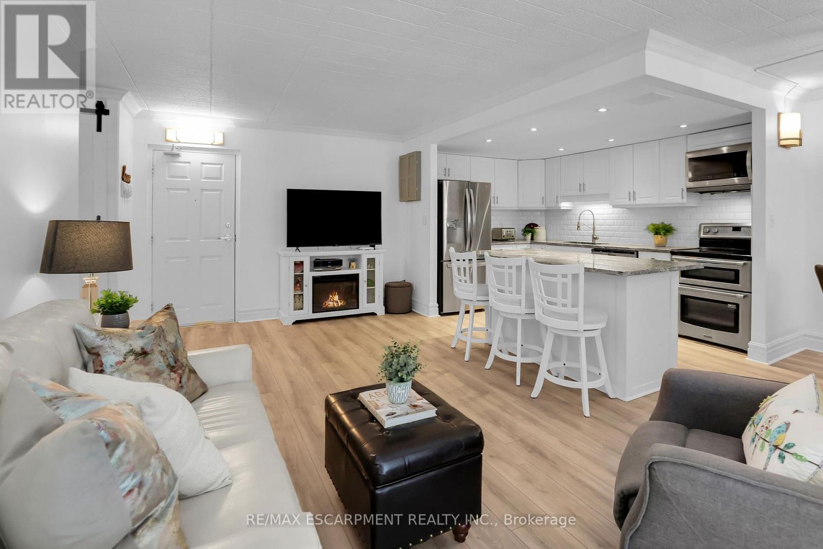 Photo 2 of 202 20 John Street, Grimsby ON