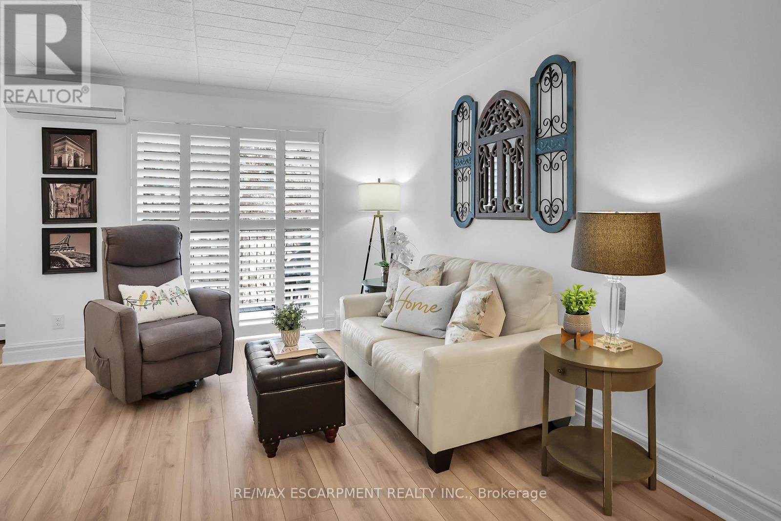 Photo 9 of 202 20 John Street, Grimsby ON