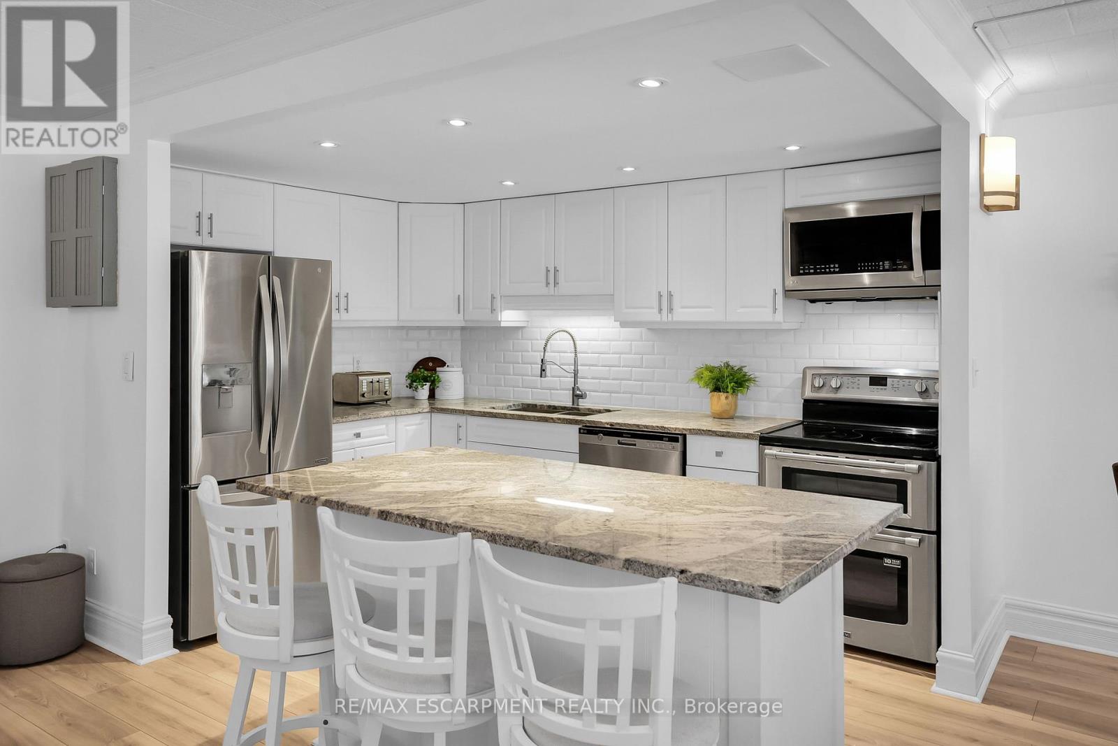 Photo 6 of 202 20 John Street, Grimsby ON