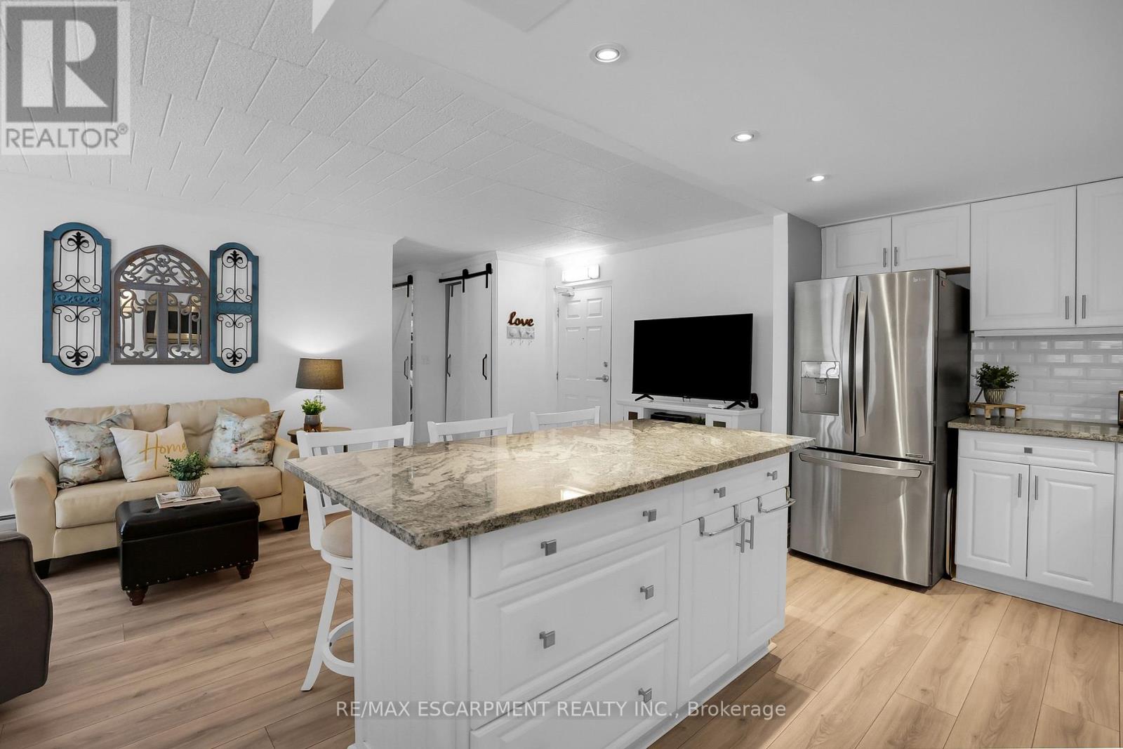 Photo 7 of 202 20 John Street, Grimsby ON