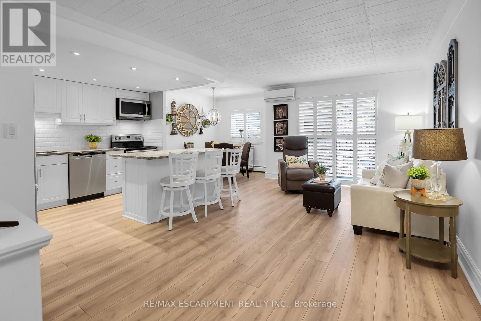 Photo 3 of 202 20 John Street, Grimsby ON
