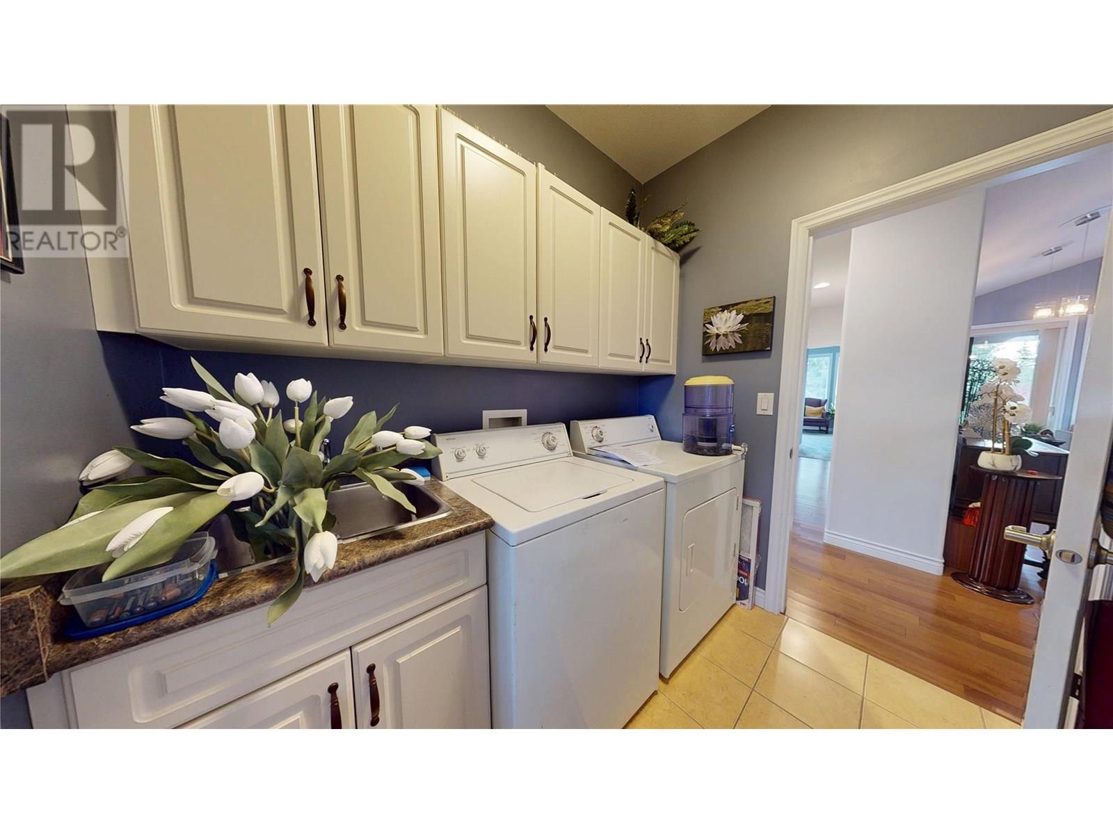 Photo 4 of 2523 Golf View Crescent, Blind Bay BC