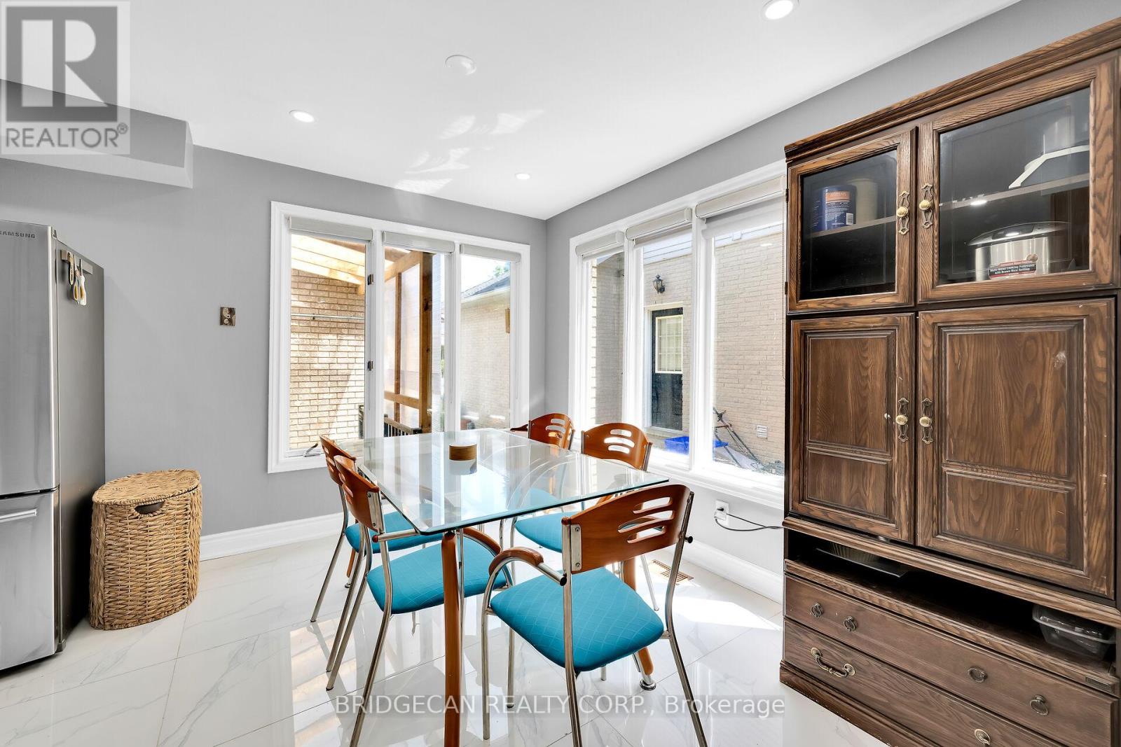 Photo 11 of 25 Highbury Drive, Hamilton ON