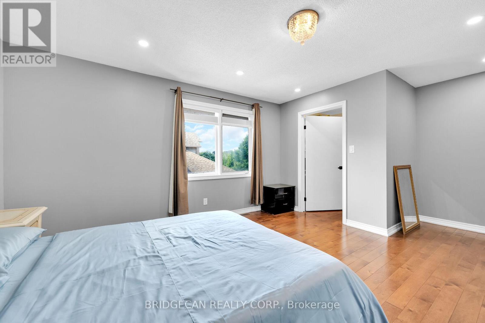 Photo 20 of 25 Highbury Drive, Hamilton ON