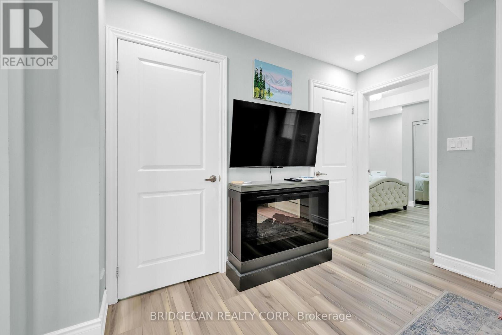 Photo 10 of 25 Highbury Drive, Hamilton ON