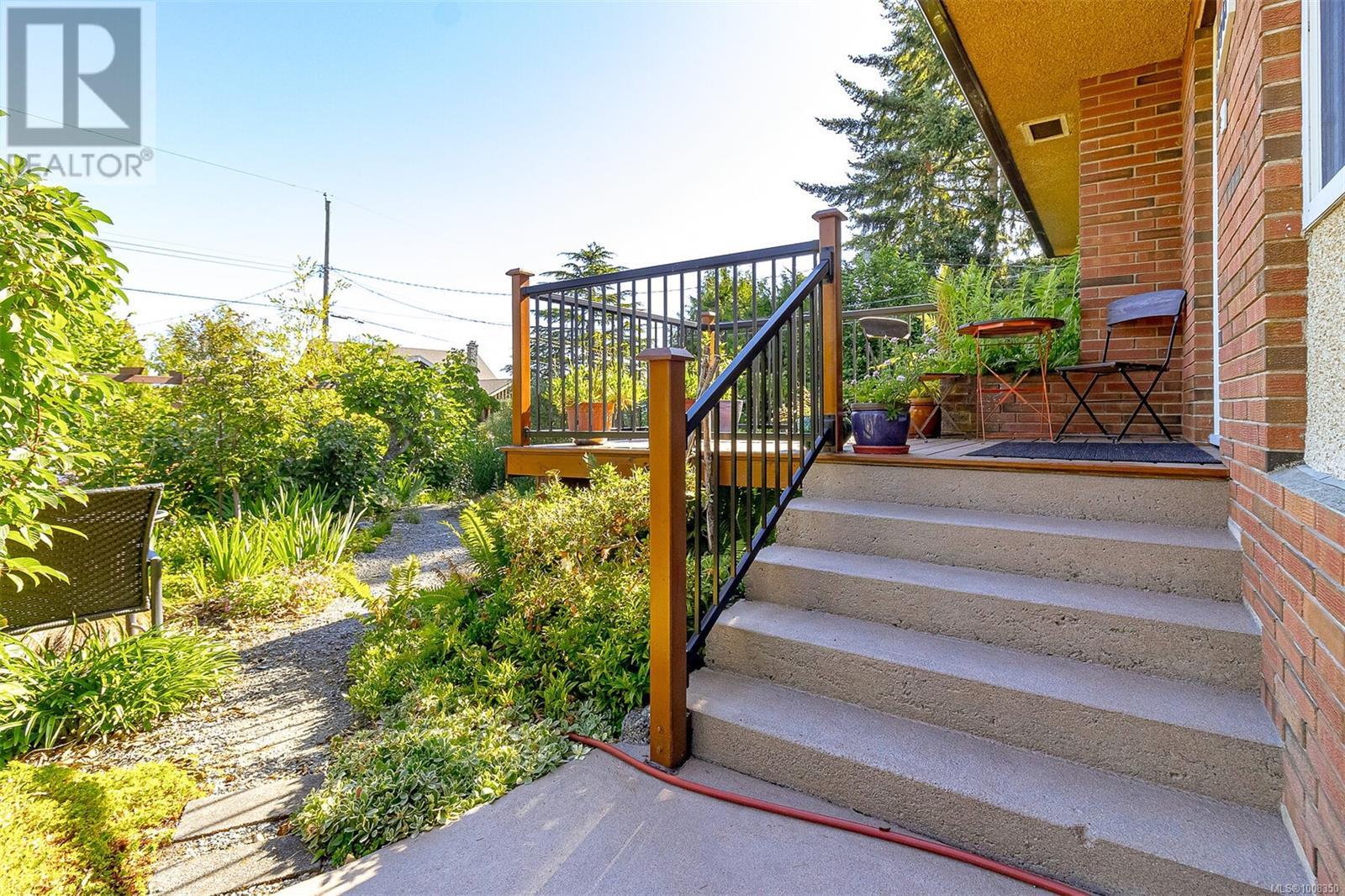 Photo 7 of 1961 Hovey Rd, Central Saanich BC
