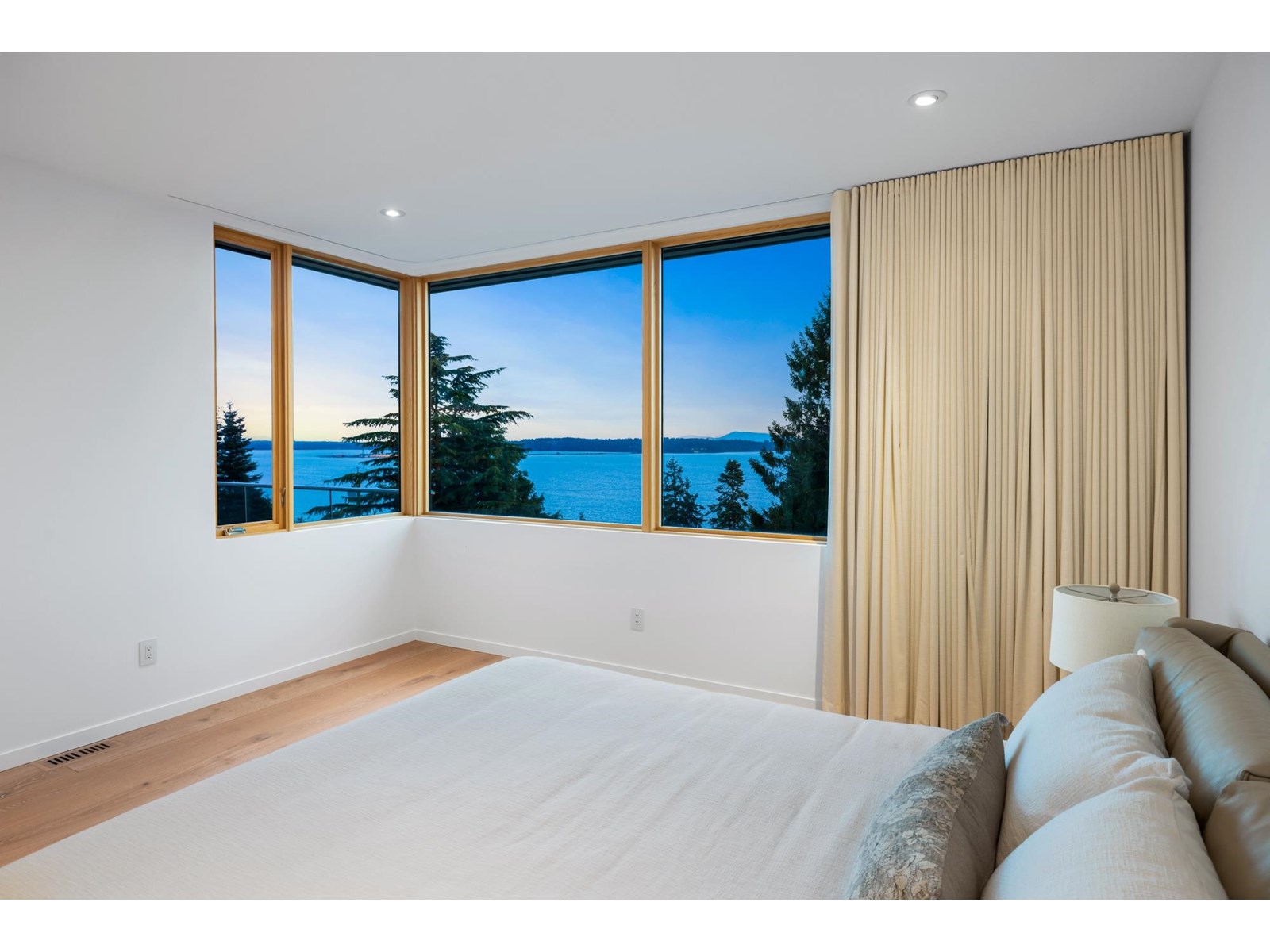 Photo 16 of 15493 Royal Avenue, White Rock BC