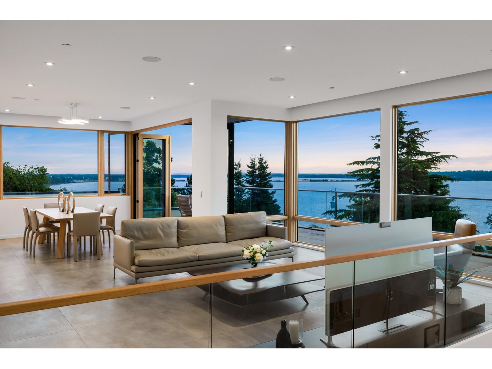 Photo 4 of 15493 Royal Avenue, White Rock BC