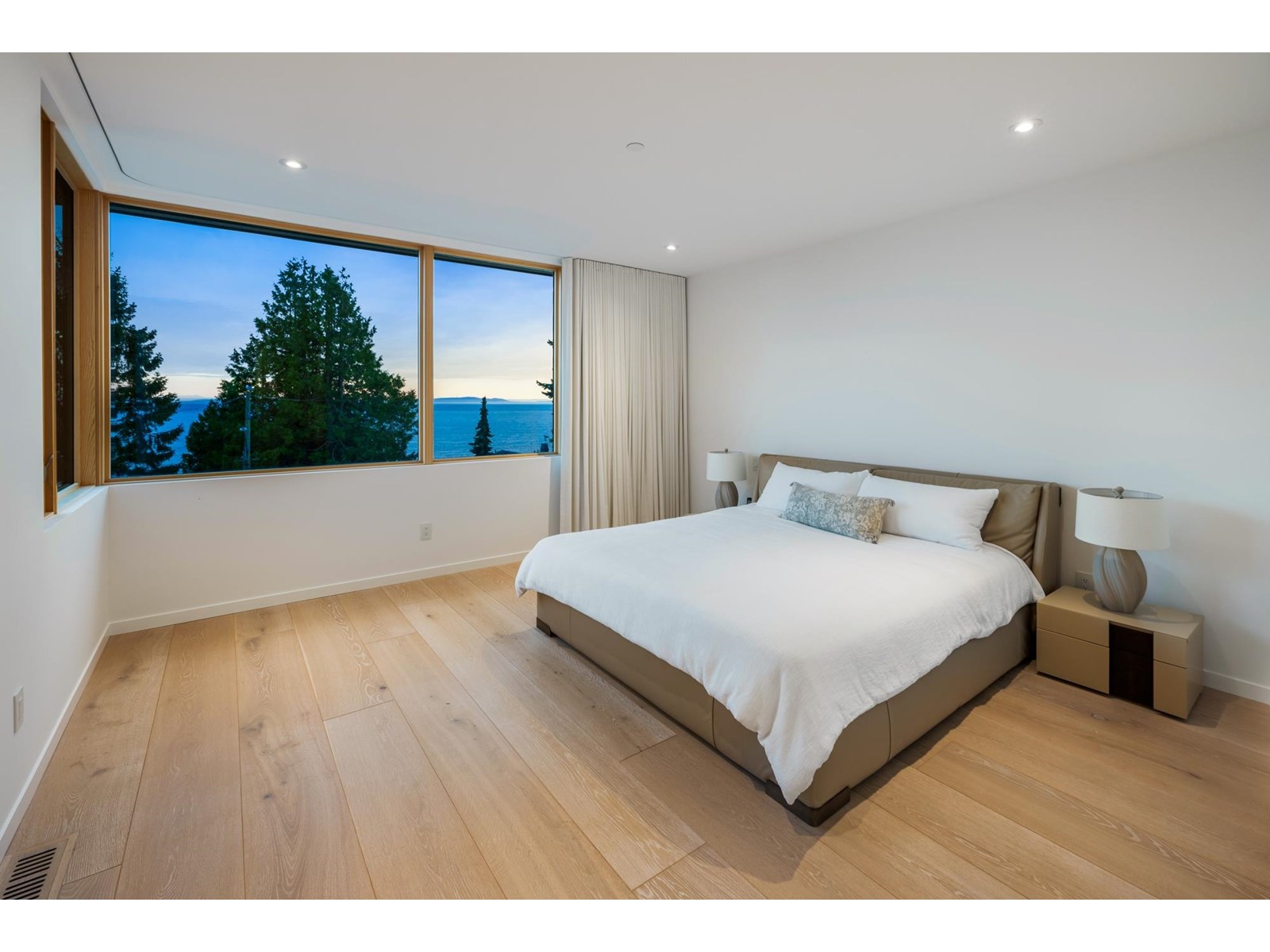Photo 15 of 15493 Royal Avenue, White Rock BC