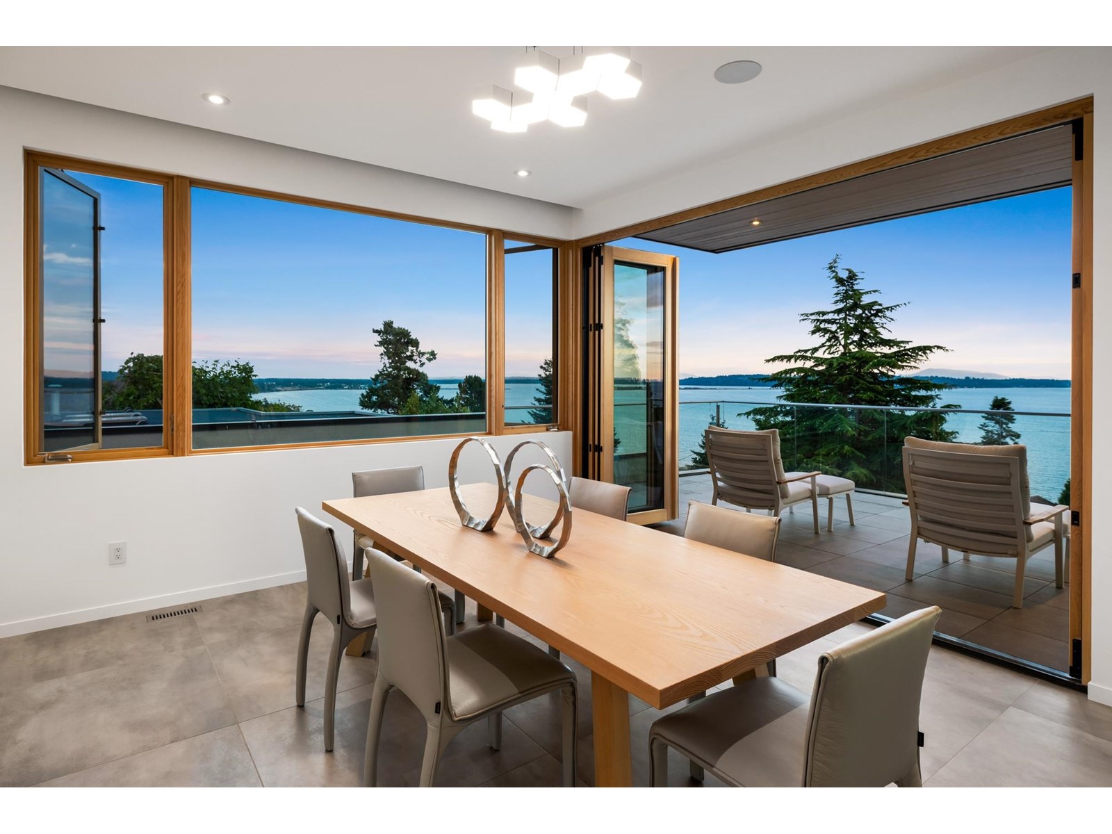Photo 5 of 15493 Royal Avenue, White Rock BC