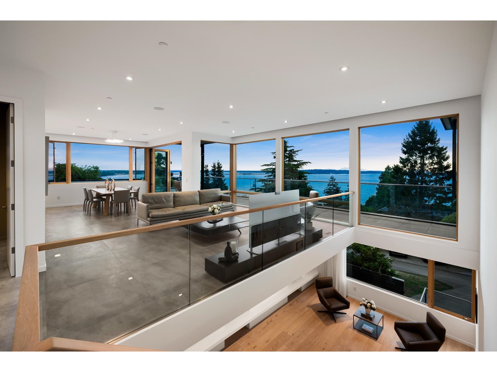 Photo 3 of 15493 Royal Avenue, White Rock BC