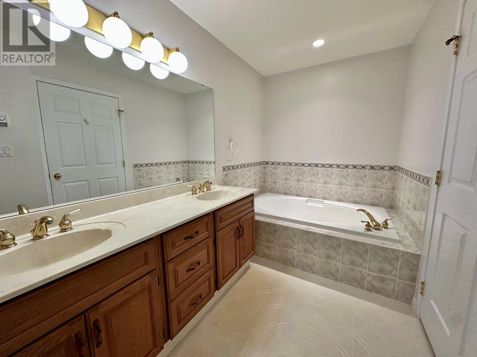 7801 SPARTAN Drive Unit# 215, Osoyoos