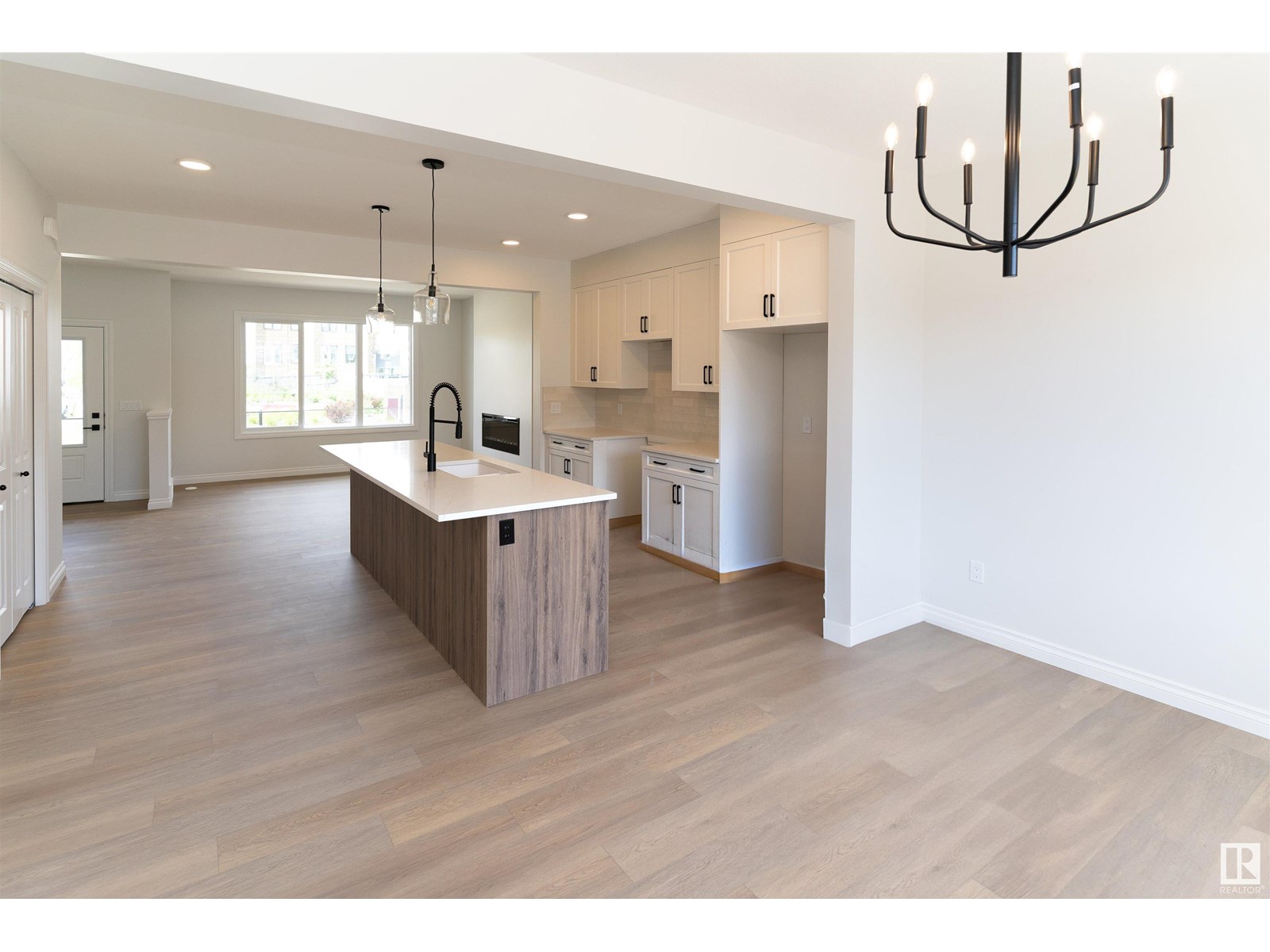 Photo 8 of 6343 Greenaway Av Nw, Edmonton AB