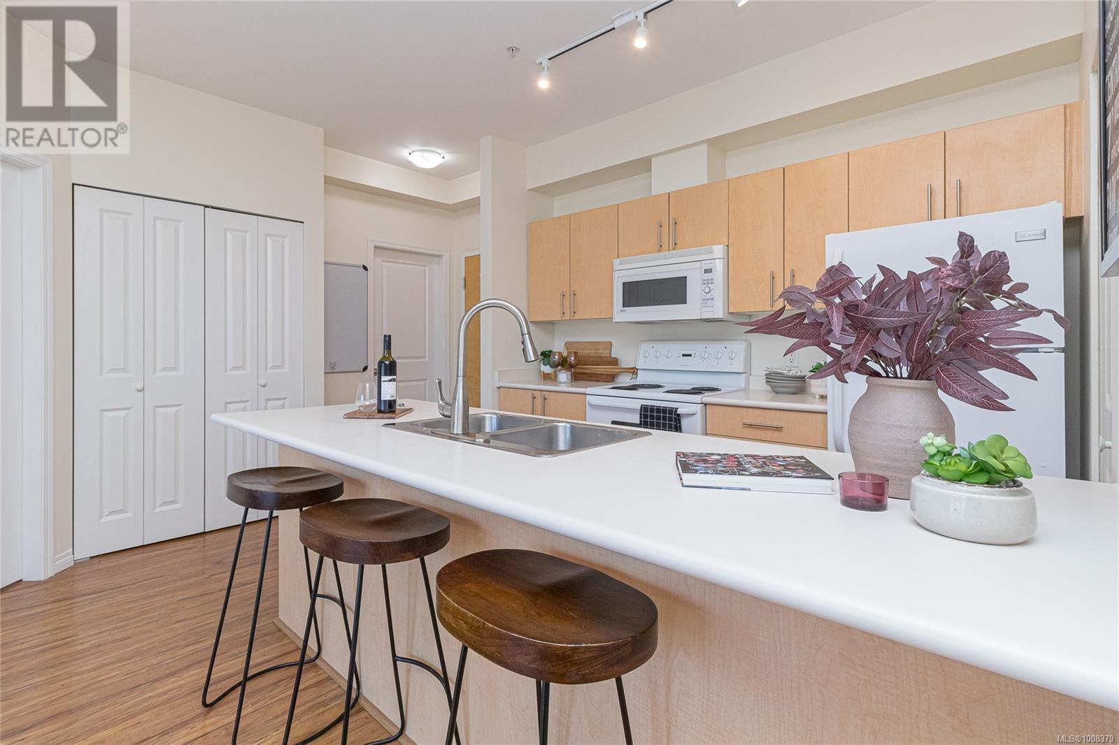 315 1550 Church Ave, Saanich