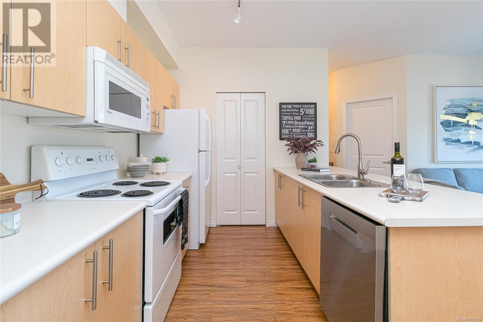 315 1550 Church Ave, Saanich