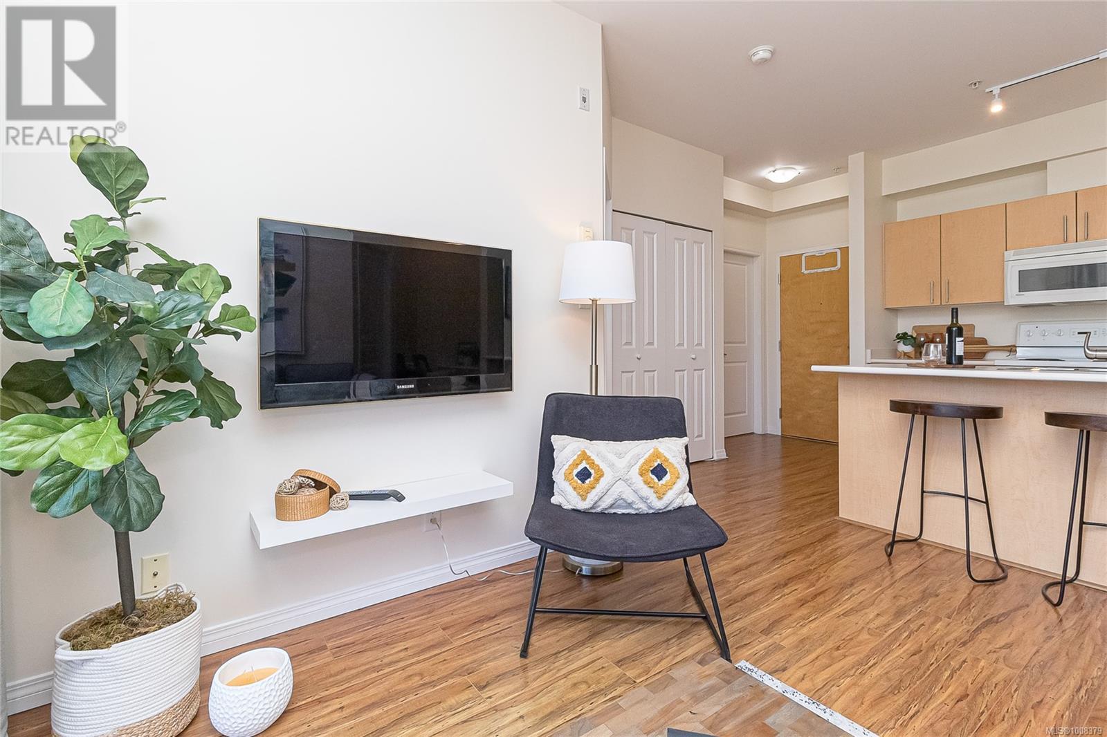 315 1550 Church Ave, Saanich