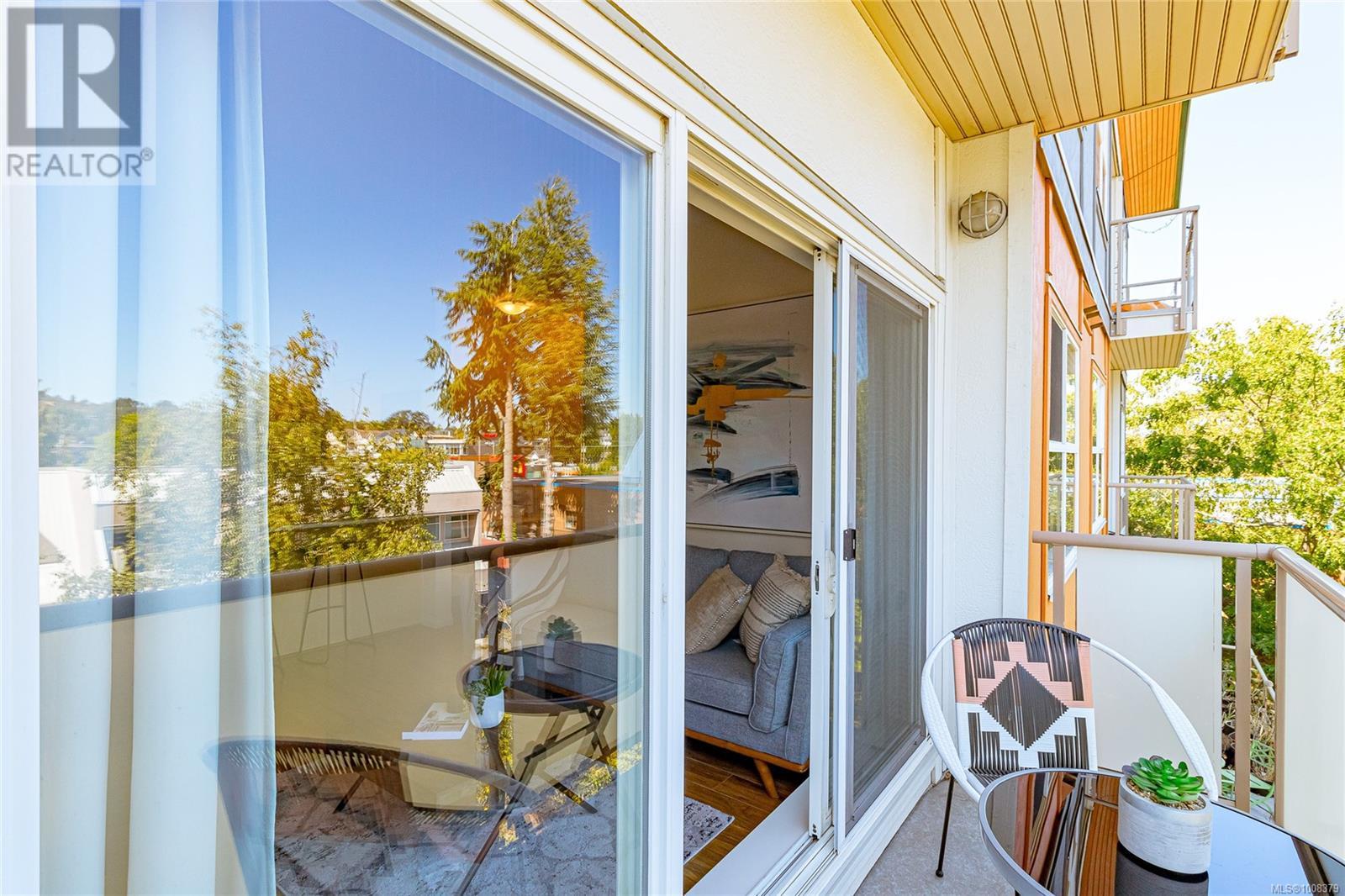 315 1550 Church Ave, Saanich