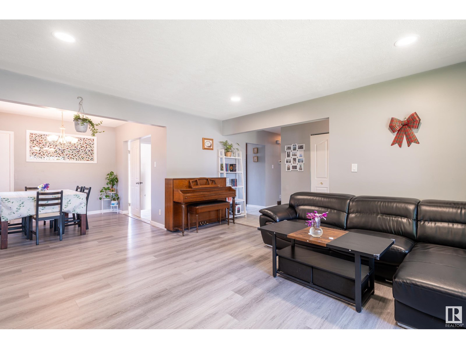 Photo 21 of 8803 160 St Nw, Edmonton AB