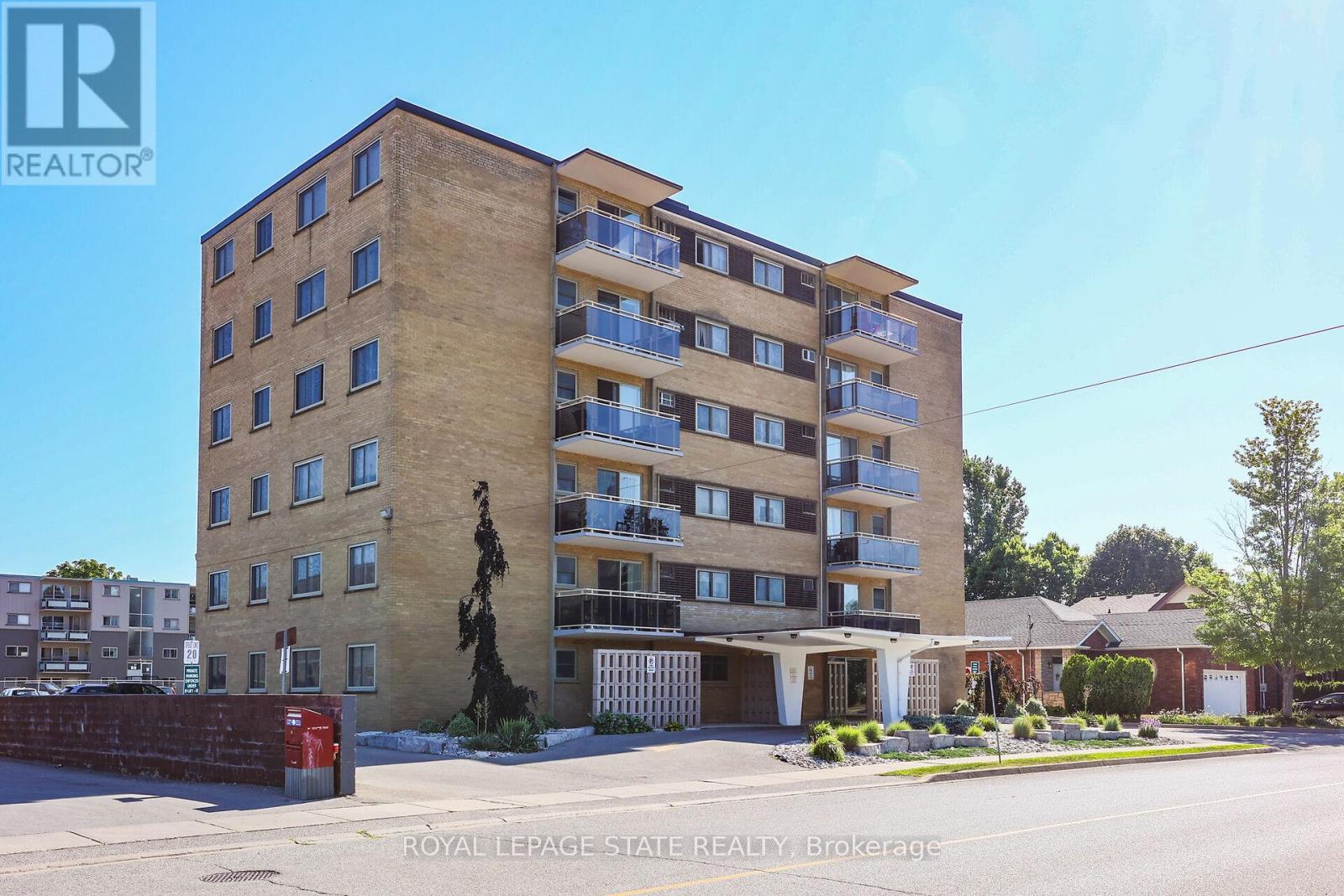 Photo 2 of 608 87 St George Street, Brantford ON
