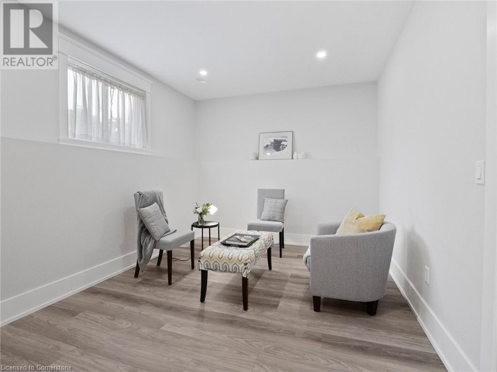 Photo 5 of 40 Topham Boulevard, Welland ON