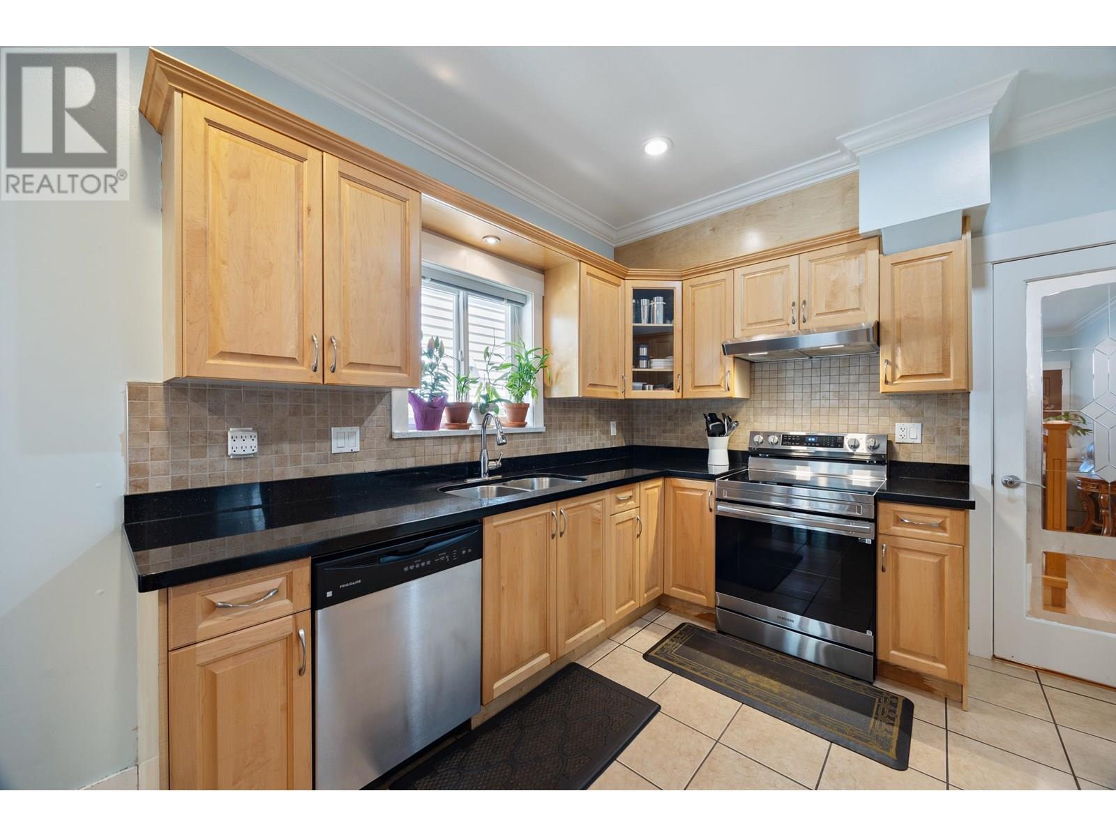 Photo 13 of 7356 12 Th Avenue, Burnaby BC