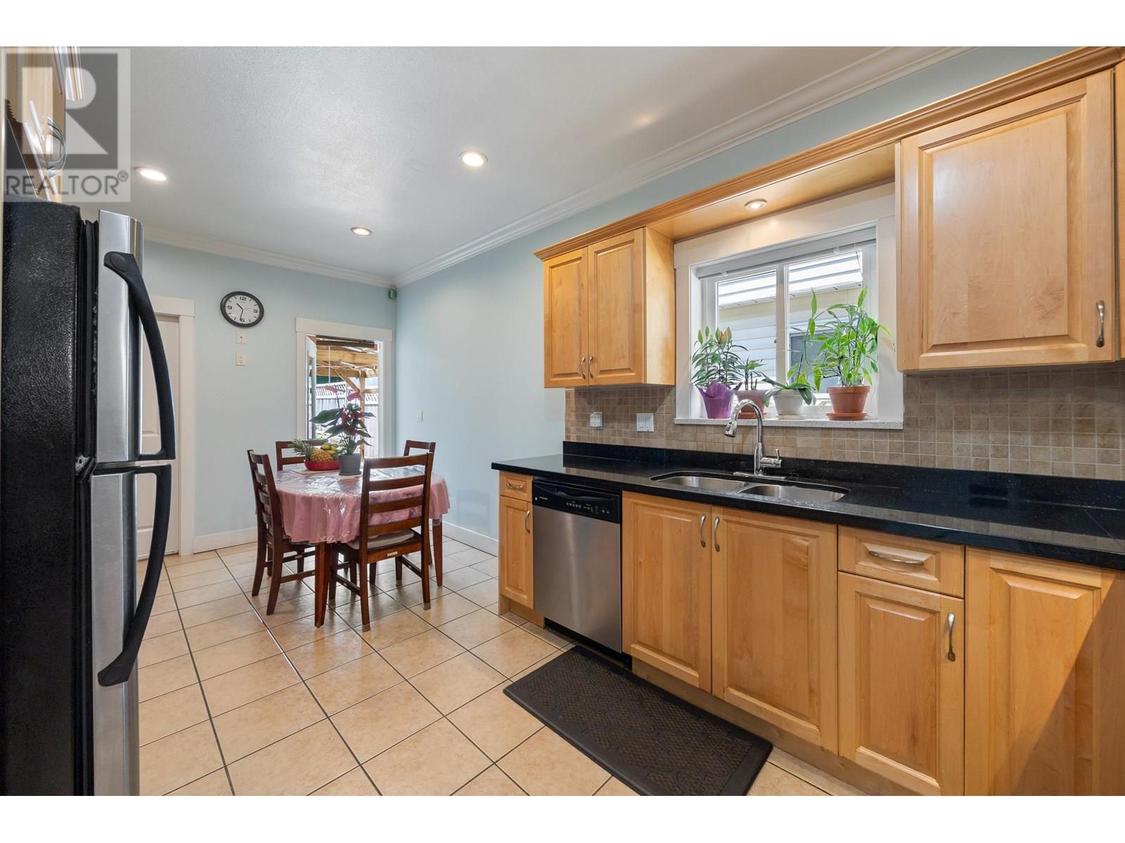 Photo 14 of 7356 12 Th Avenue, Burnaby BC