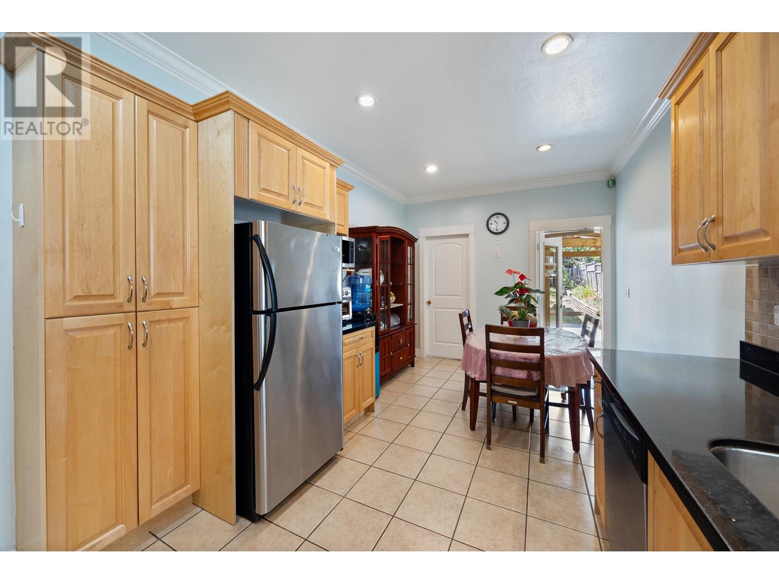 Photo 15 of 7356 12 Th Avenue, Burnaby BC