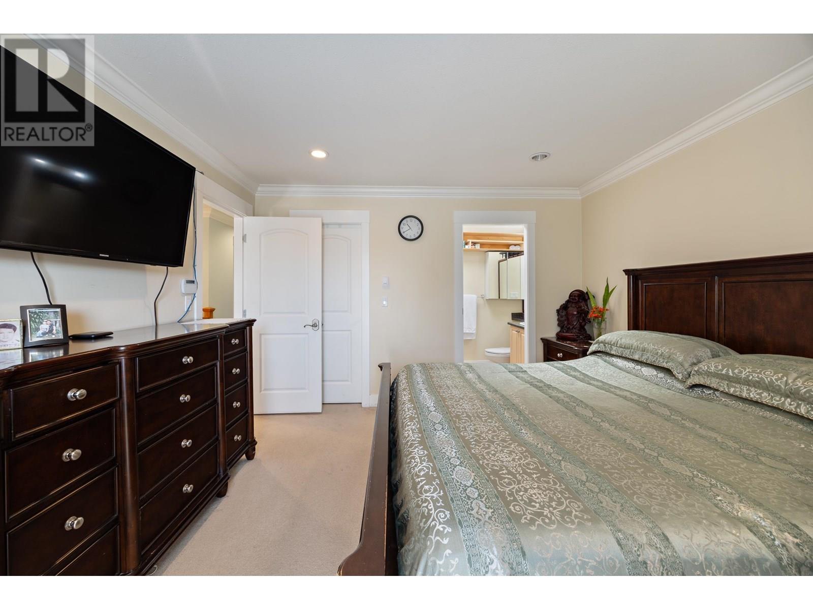 Photo 21 of 7356 12 Th Avenue, Burnaby BC