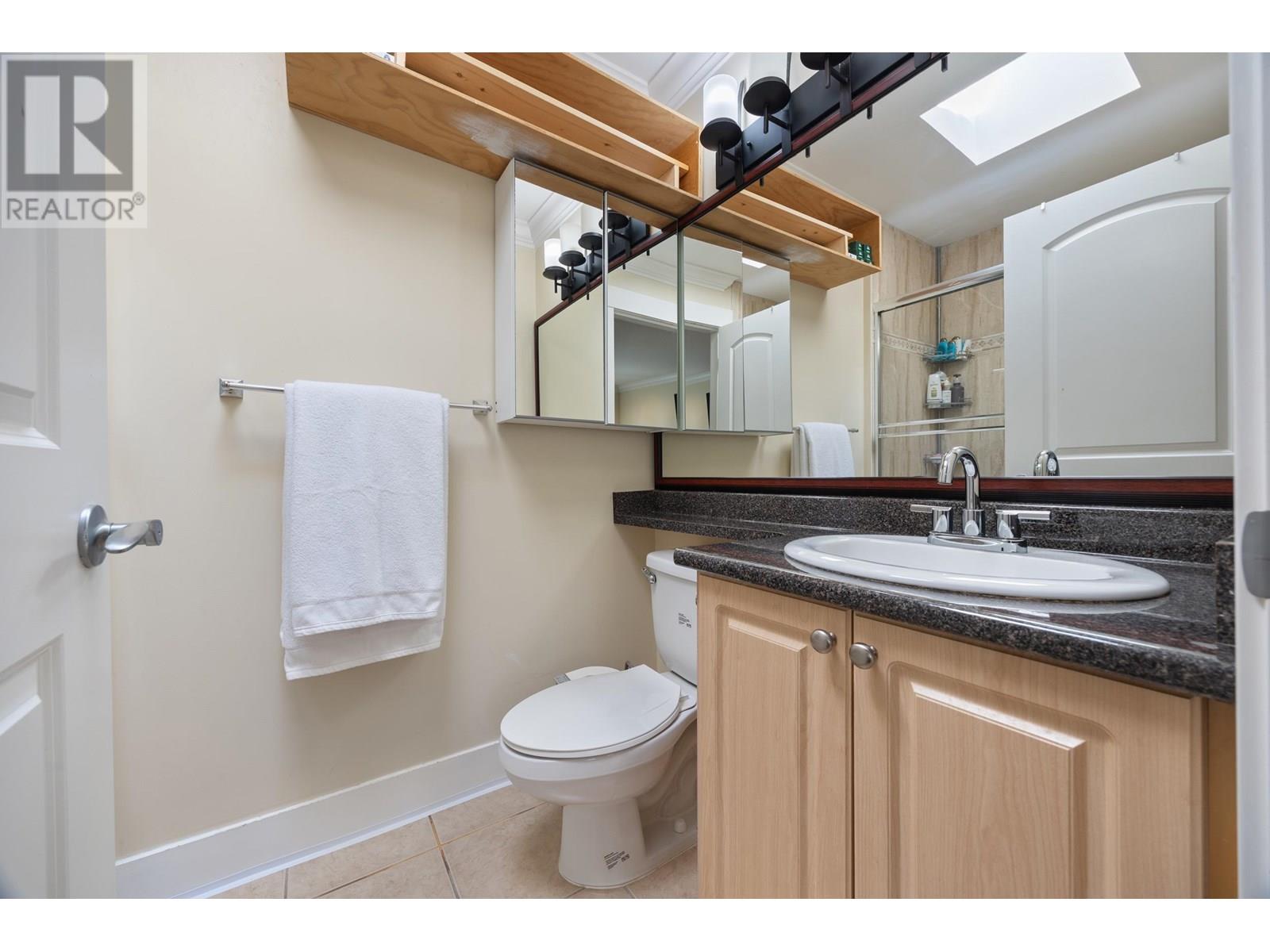 Photo 22 of 7356 12 Th Avenue, Burnaby BC