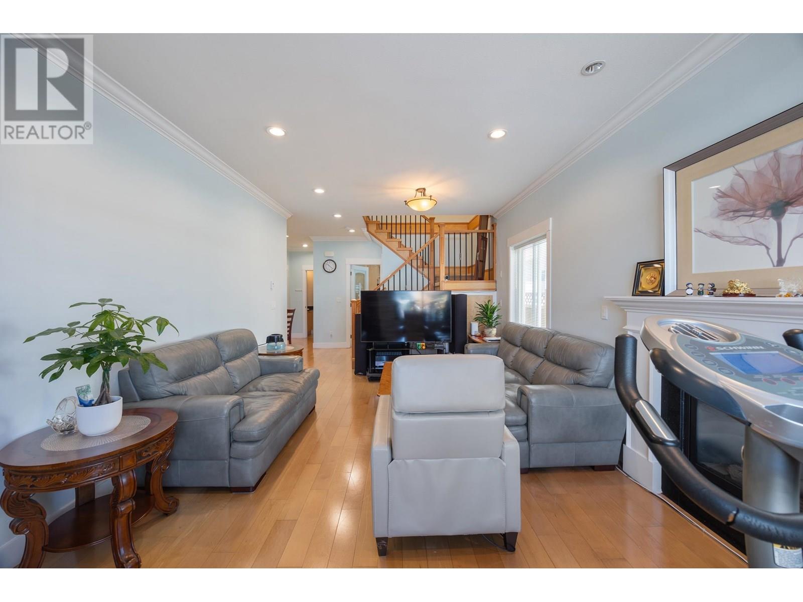 Photo 6 of 7356 12 Th Avenue, Burnaby BC