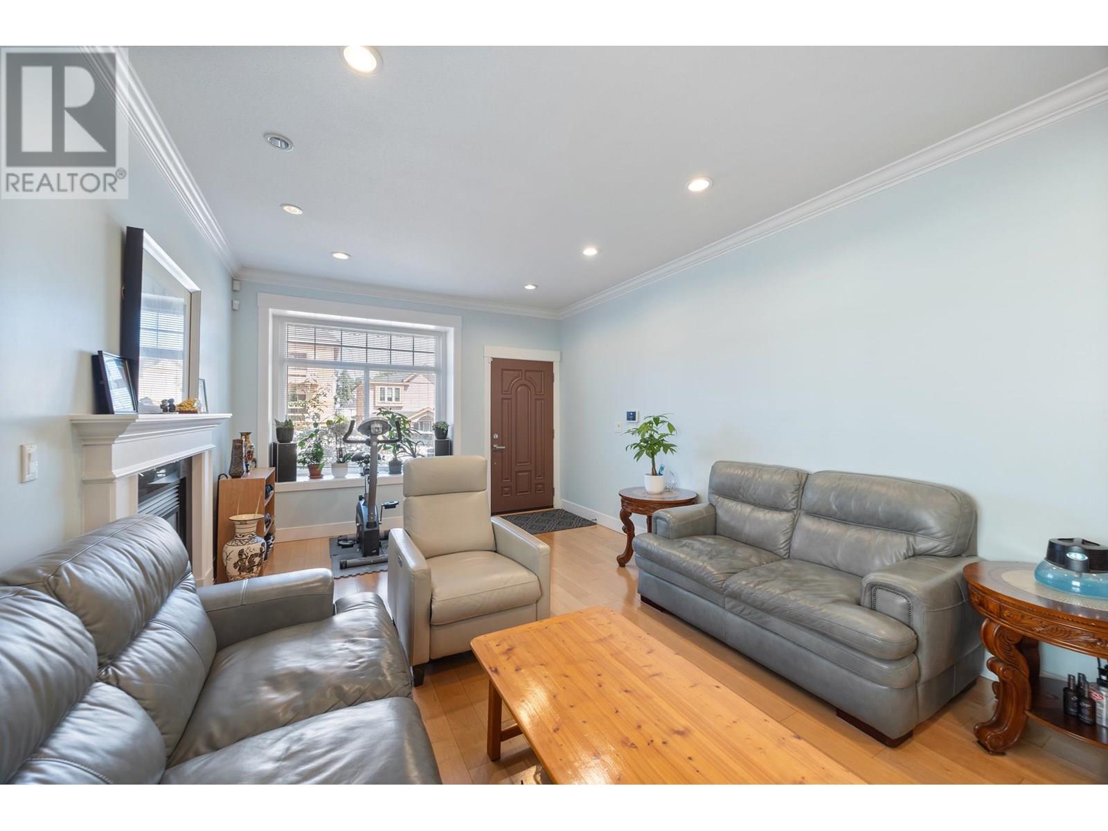 Photo 7 of 7356 12 Th Avenue, Burnaby BC