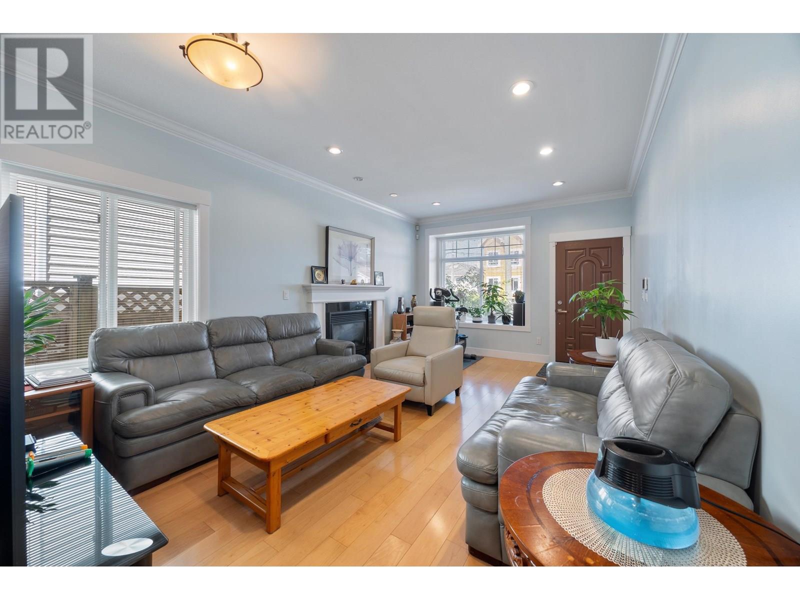 Photo 9 of 7356 12 Th Avenue, Burnaby BC