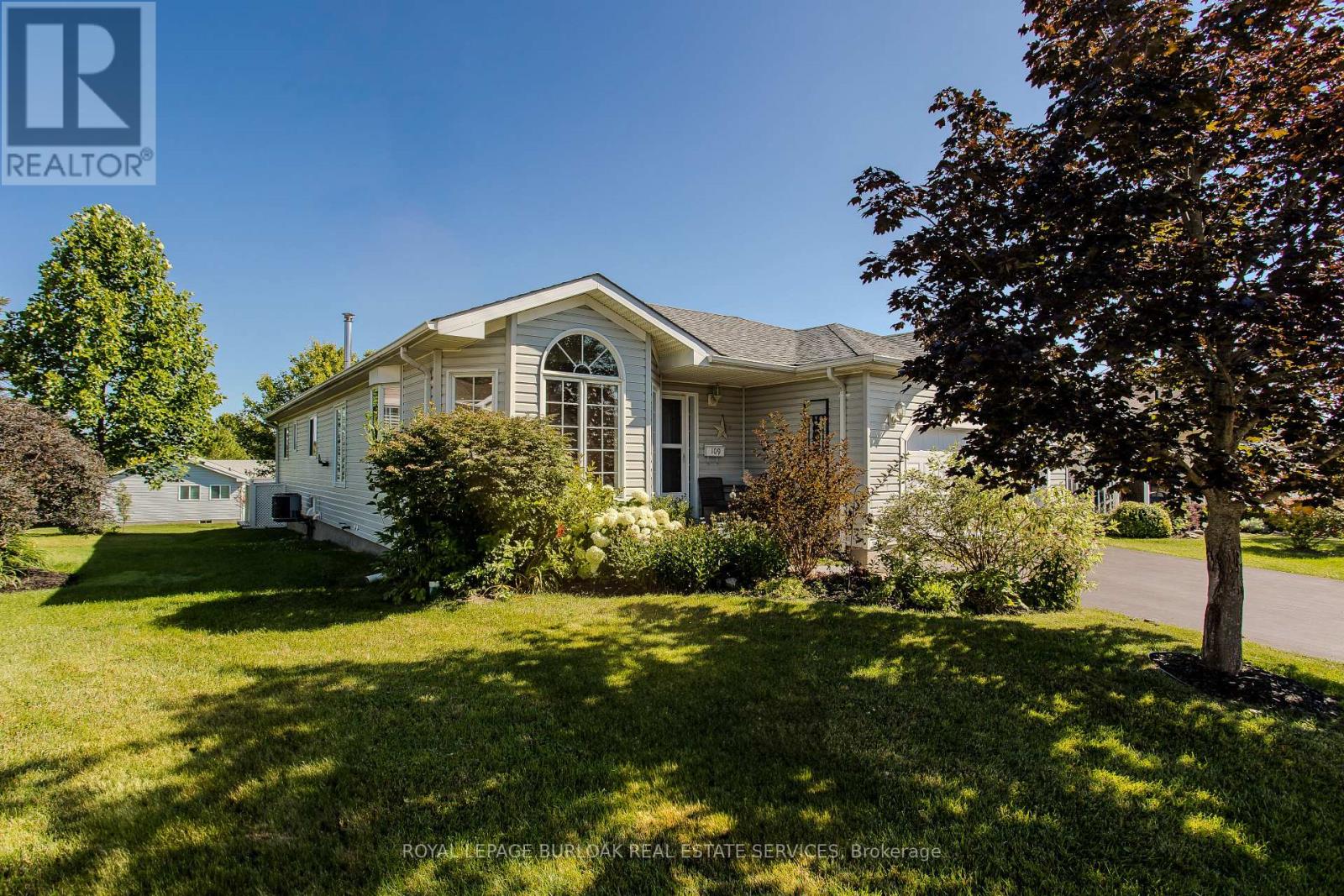 Photo 2 of 109 Emerald Court, Hamilton ON
