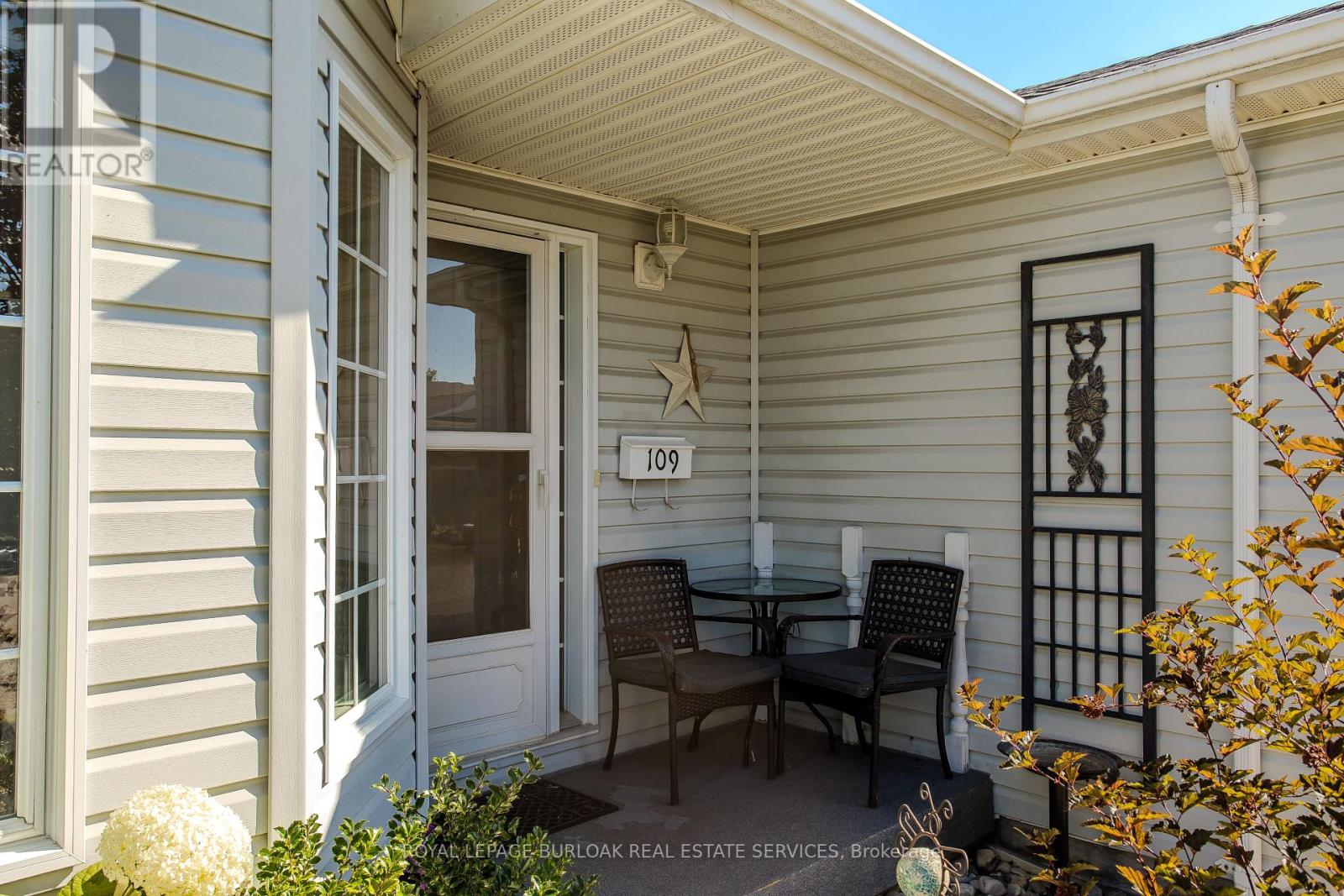 Photo 3 of 109 Emerald Court, Hamilton ON