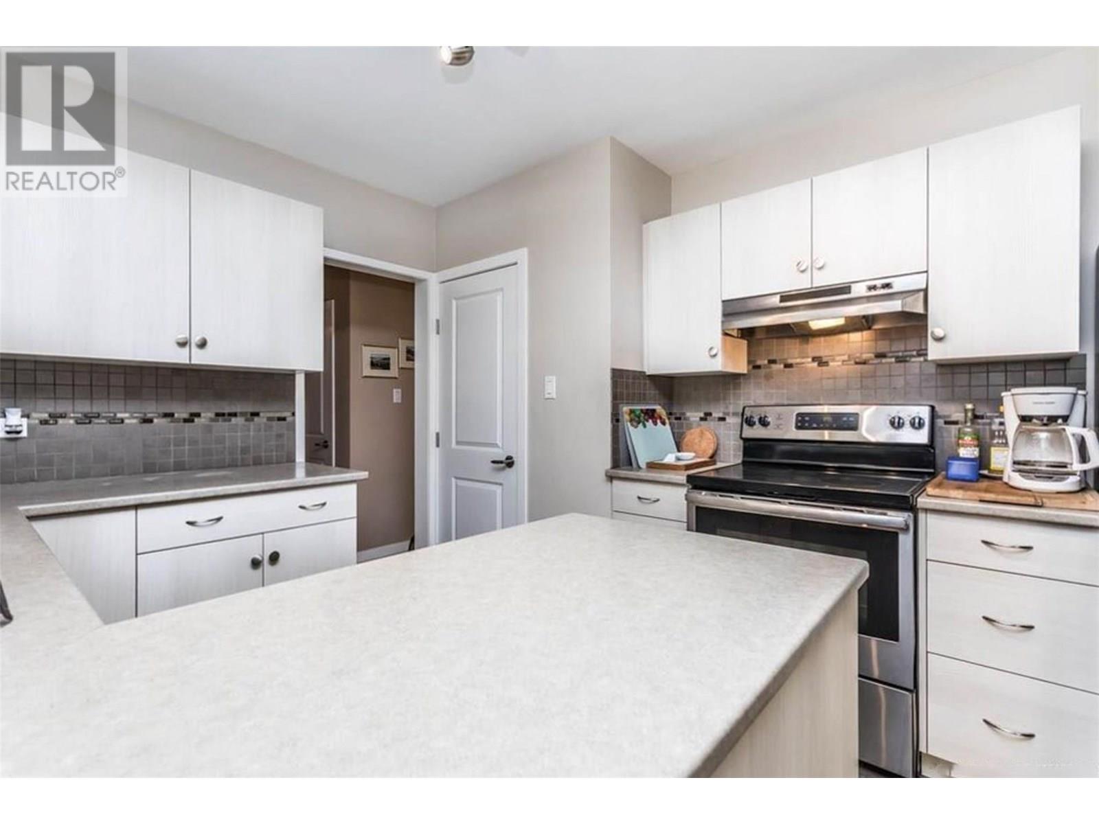  930-932 Lawson Avenue, Kelowna