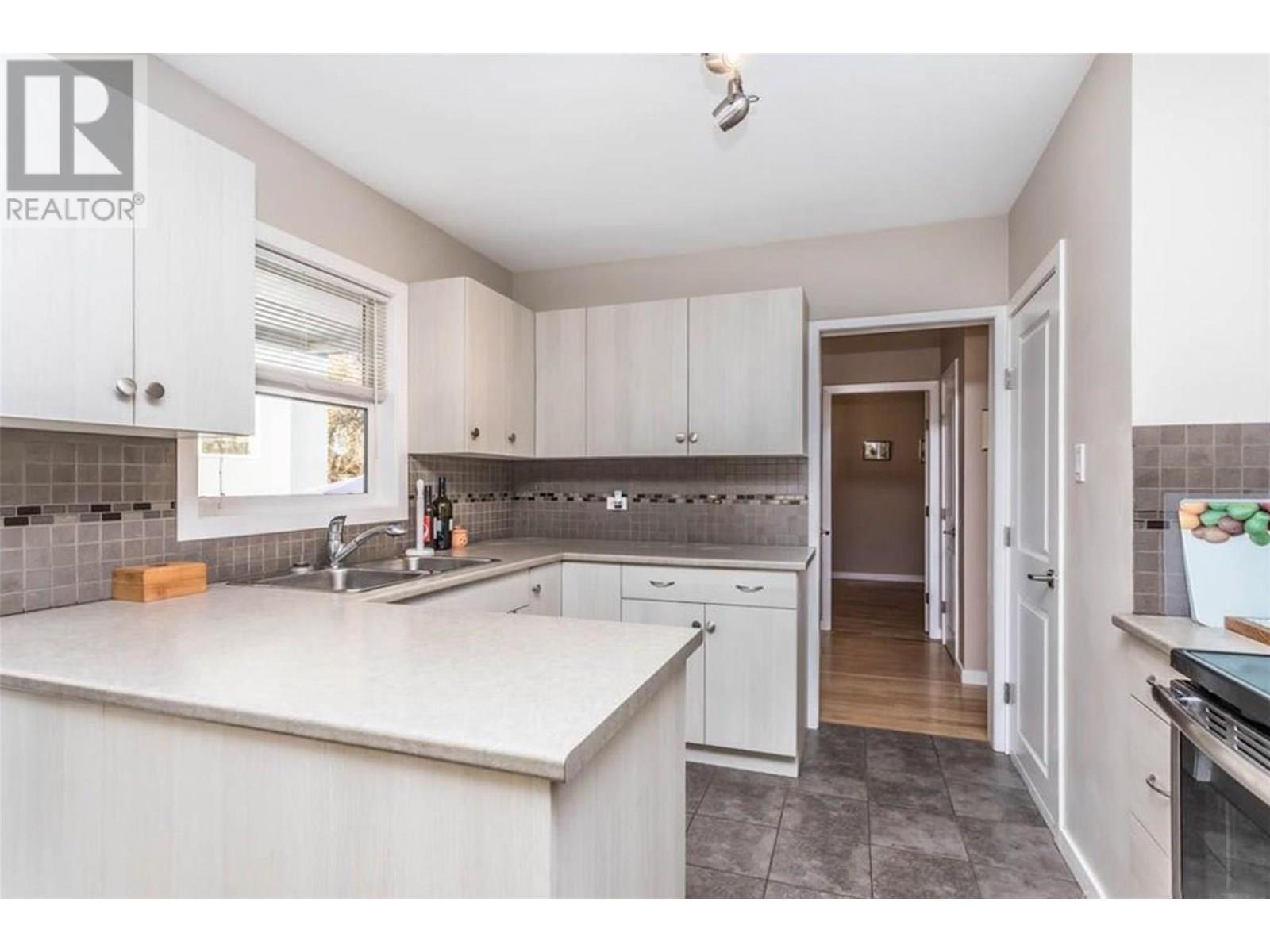  930-932 Lawson Avenue, Kelowna