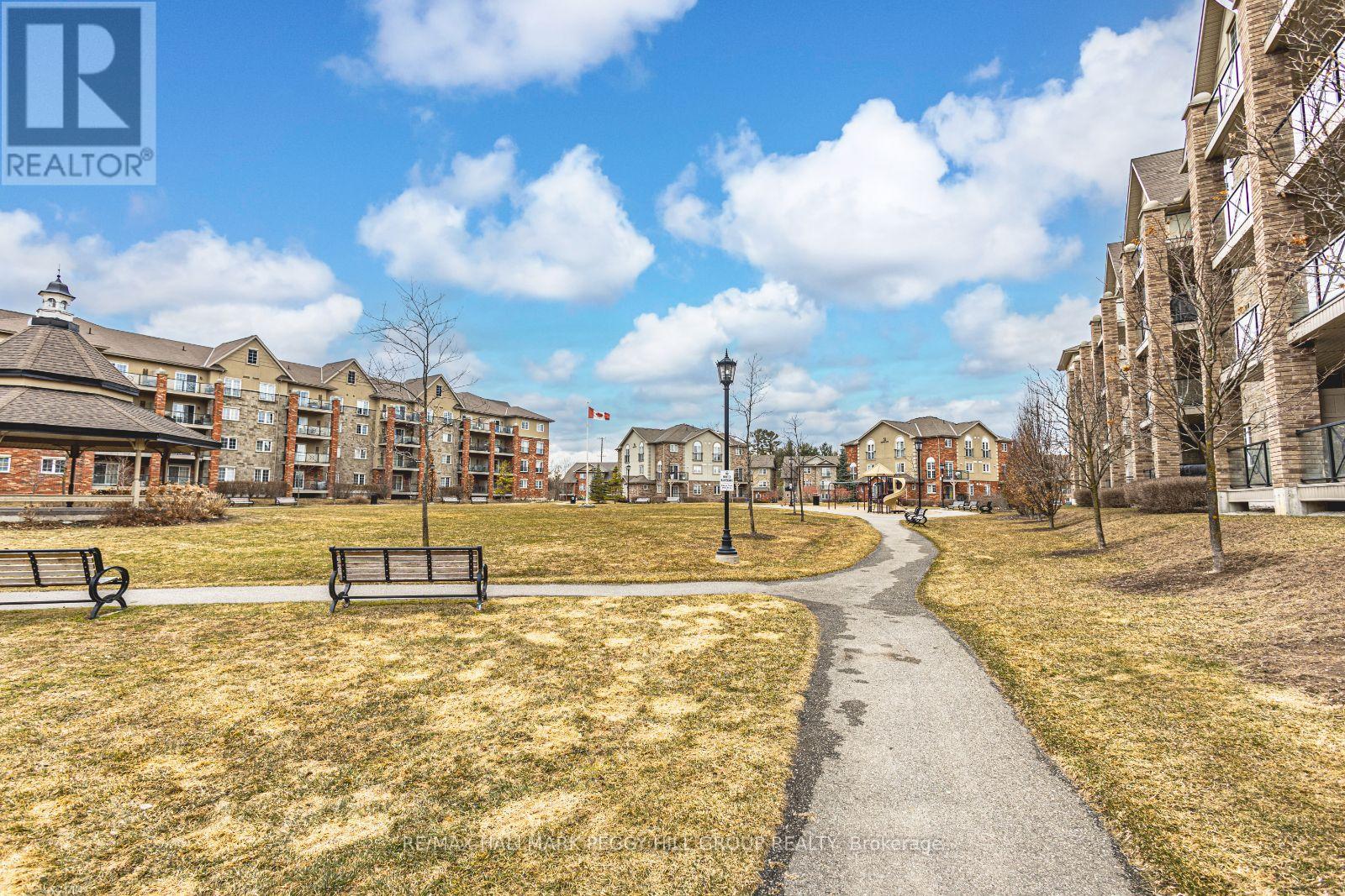 Photo 15 of 305 43 Ferndale Drive S, Barrie ON