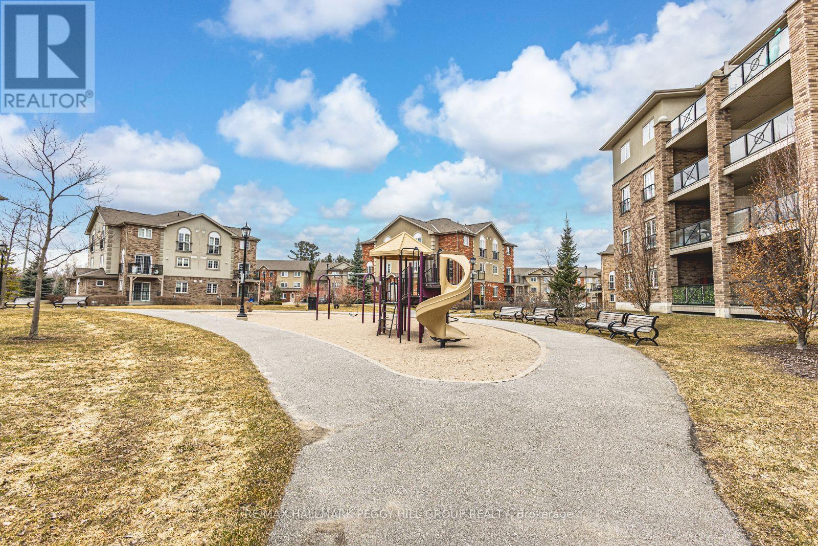 Photo 7 of 305 43 Ferndale Drive S, Barrie ON