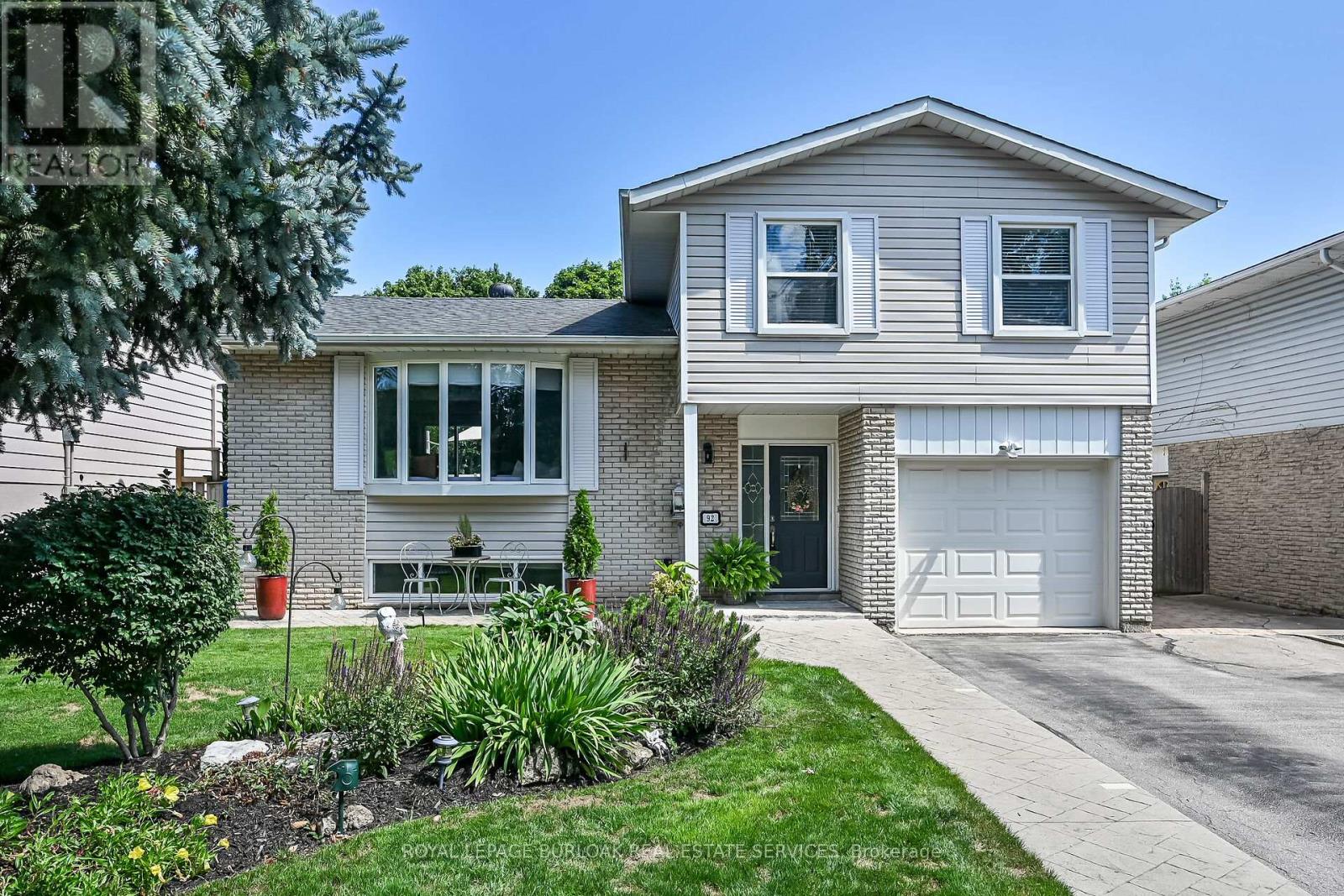 Photo 1 of 92 Osborne Crescent, Oakville ON