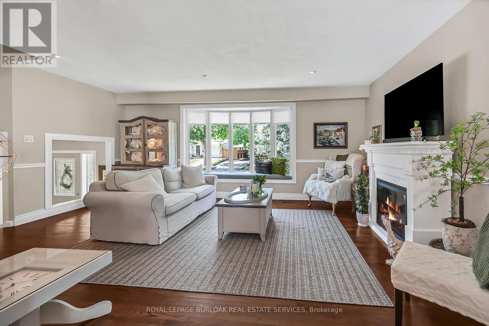Photo 11 of 92 Osborne Crescent, Oakville ON