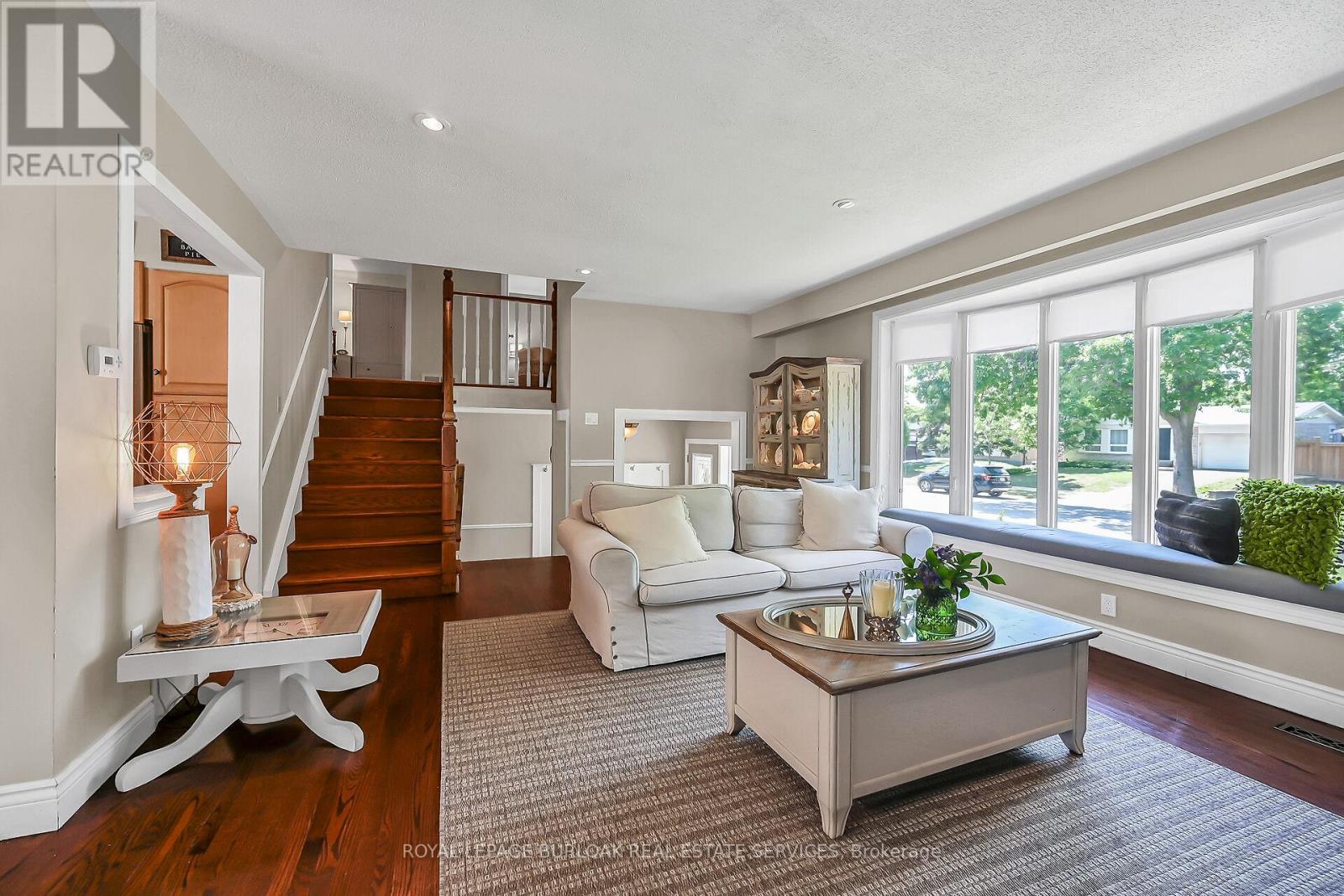 Photo 12 of 92 Osborne Crescent, Oakville ON