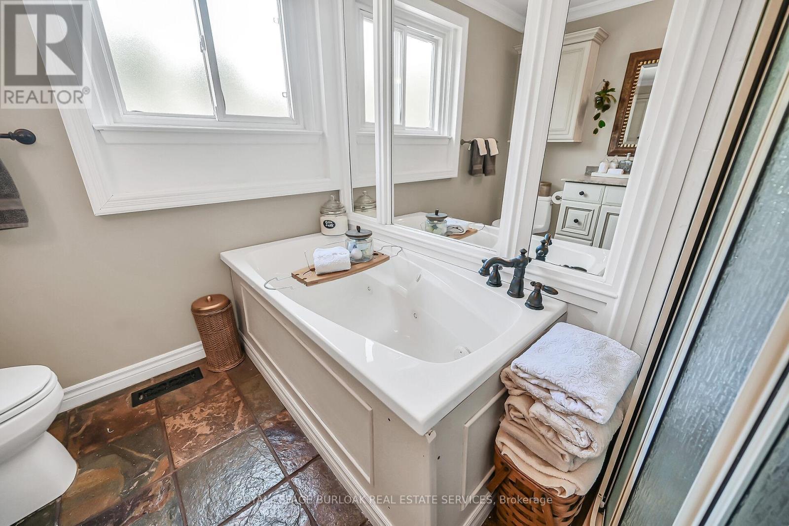 Photo 23 of 92 Osborne Crescent, Oakville ON