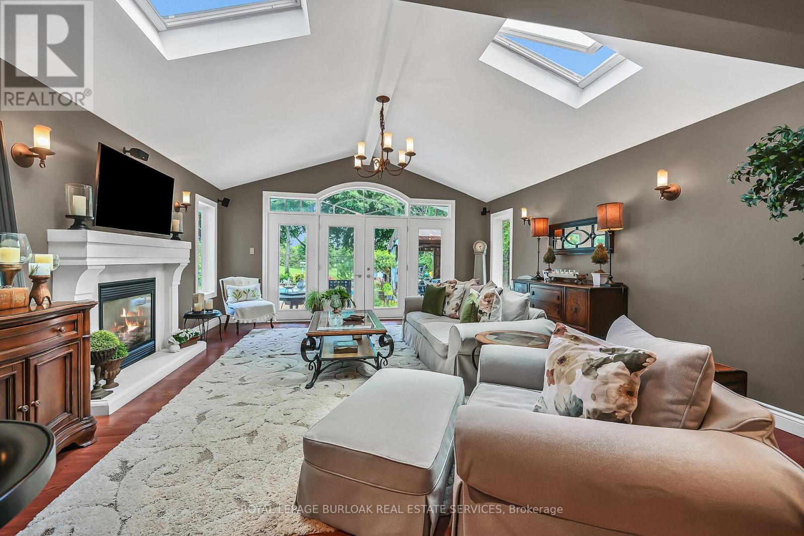Photo 3 of 92 Osborne Crescent, Oakville ON