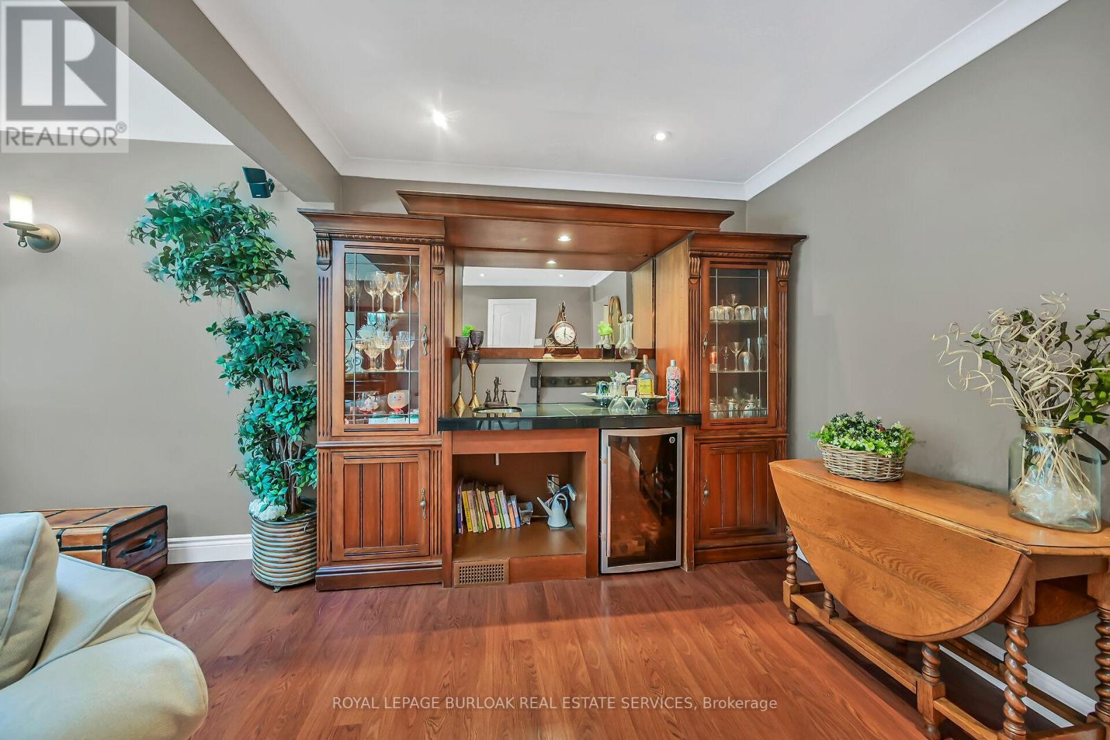 Photo 4 of 92 Osborne Crescent, Oakville ON