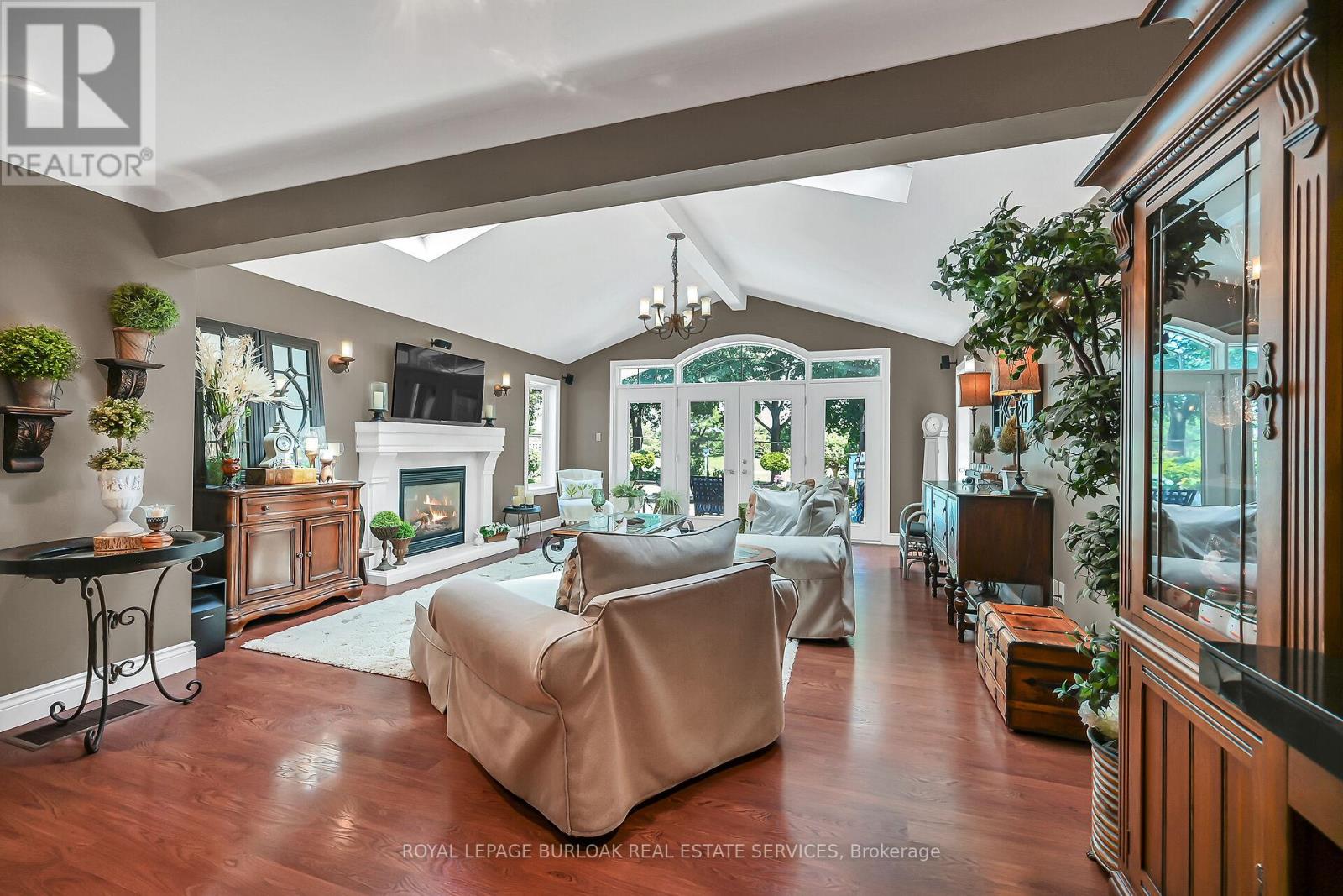 Photo 5 of 92 Osborne Crescent, Oakville ON