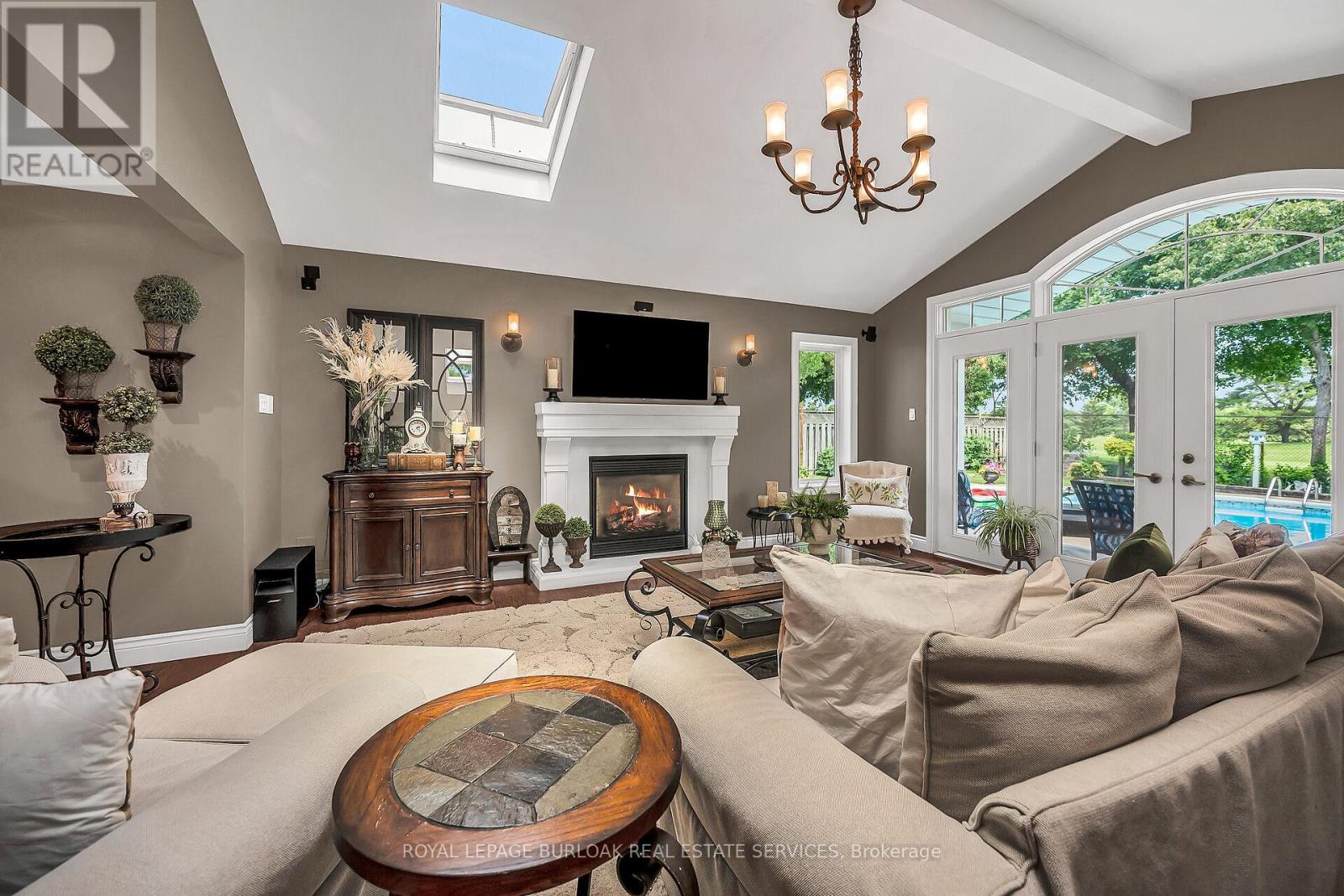 Photo 6 of 92 Osborne Crescent, Oakville ON