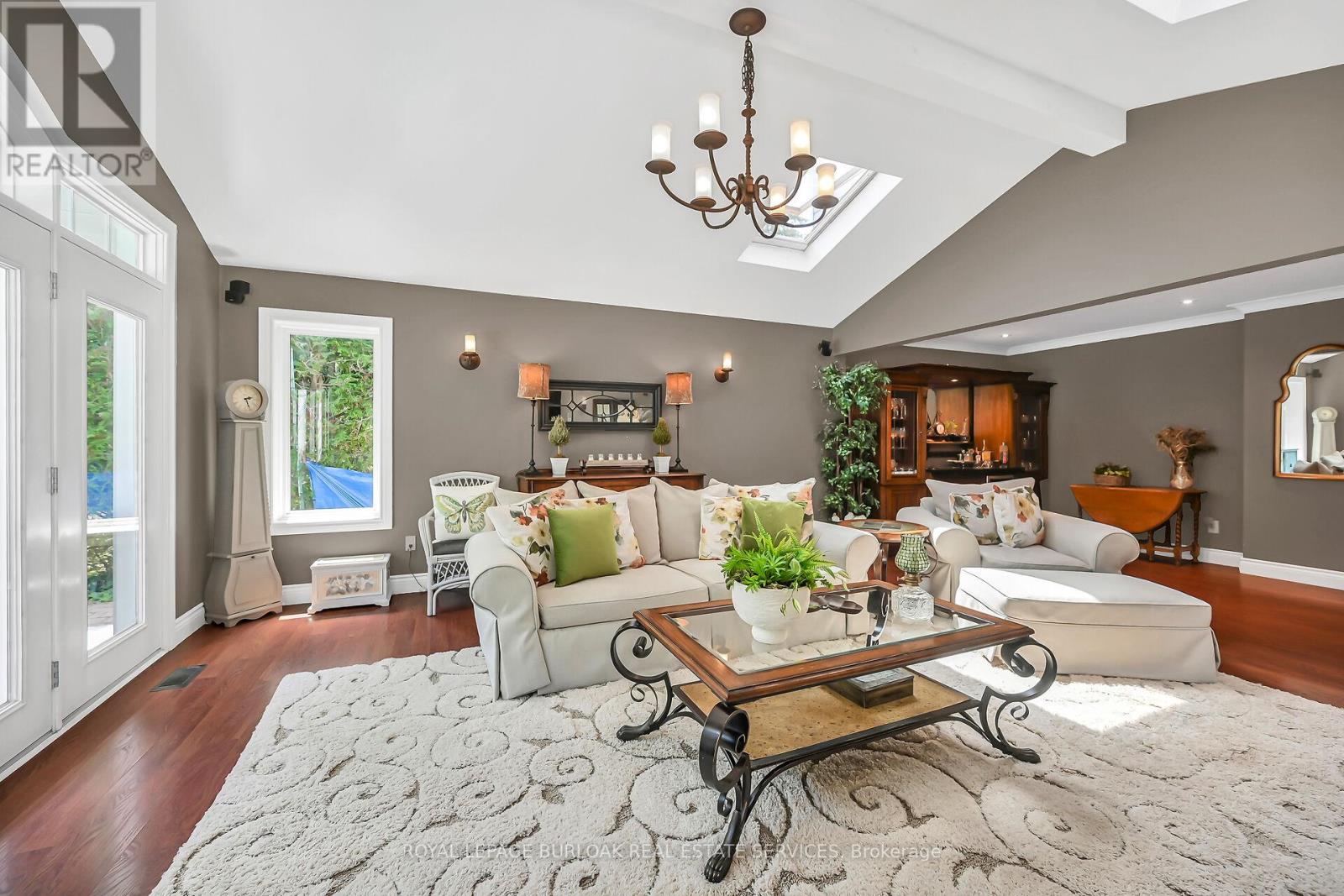 Photo 7 of 92 Osborne Crescent, Oakville ON