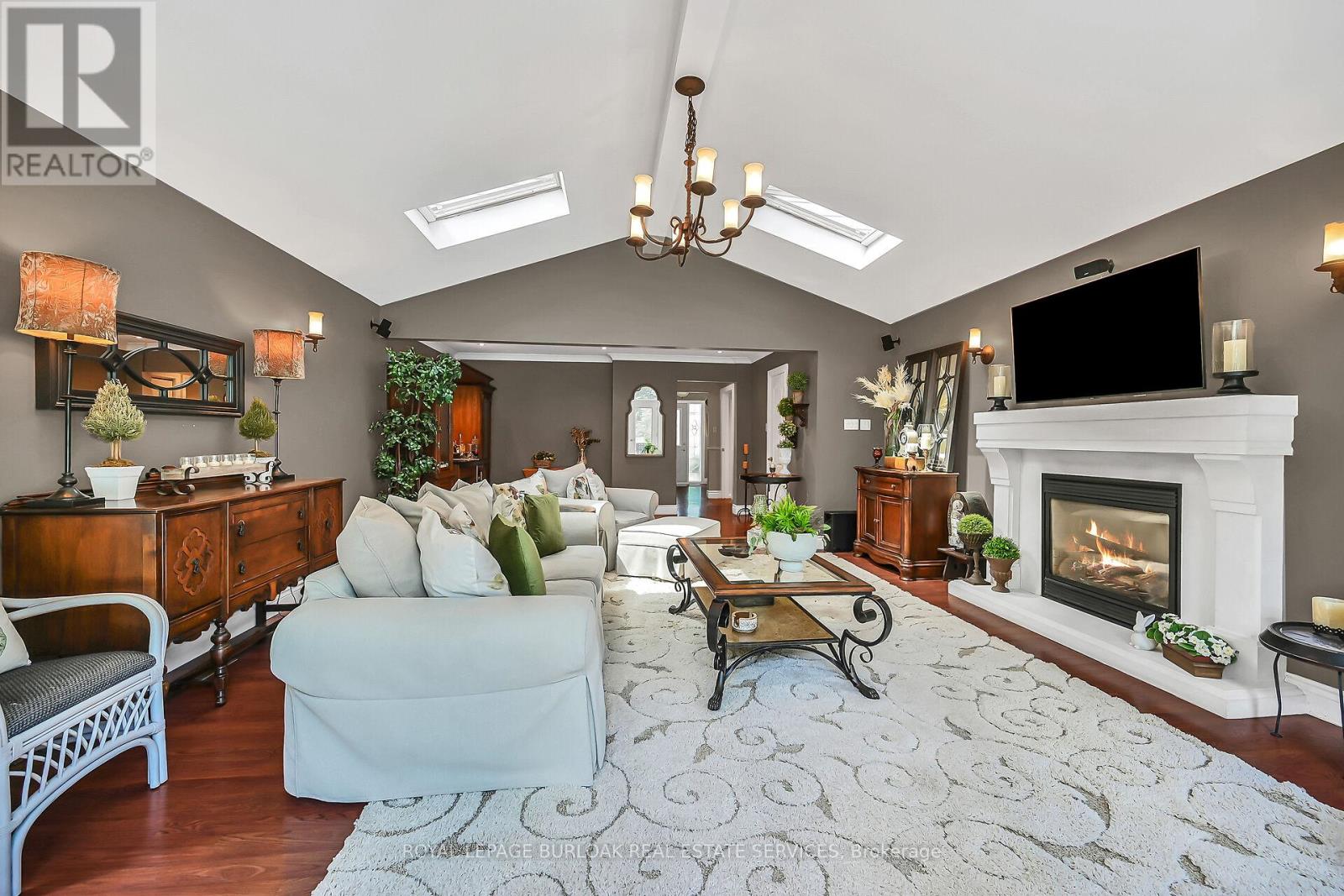 Photo 8 of 92 Osborne Crescent, Oakville ON