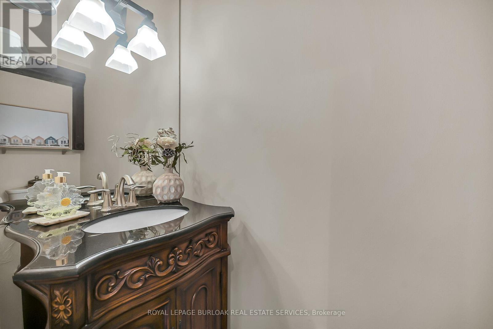 Photo 9 of 92 Osborne Crescent, Oakville ON