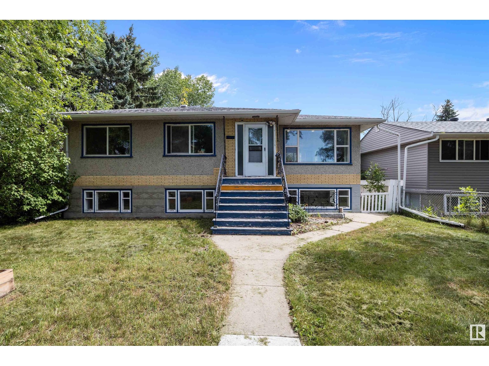 Photo 2 of 12827 125 St Nw, Edmonton AB
